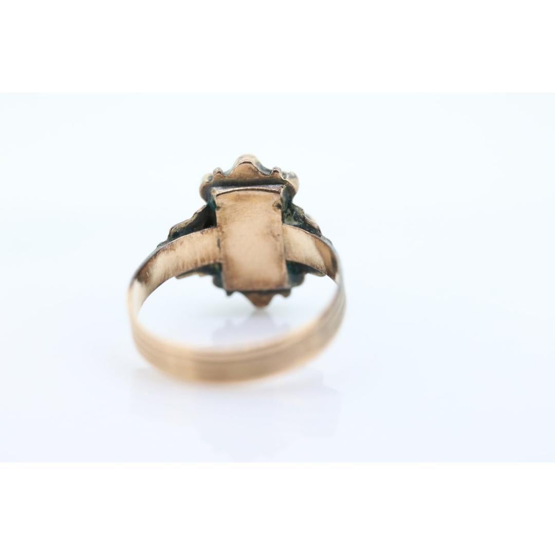 Victorian Cameo carved shell 10k signet ring. Antique 10k Rose gold Signet ring For Sale 3