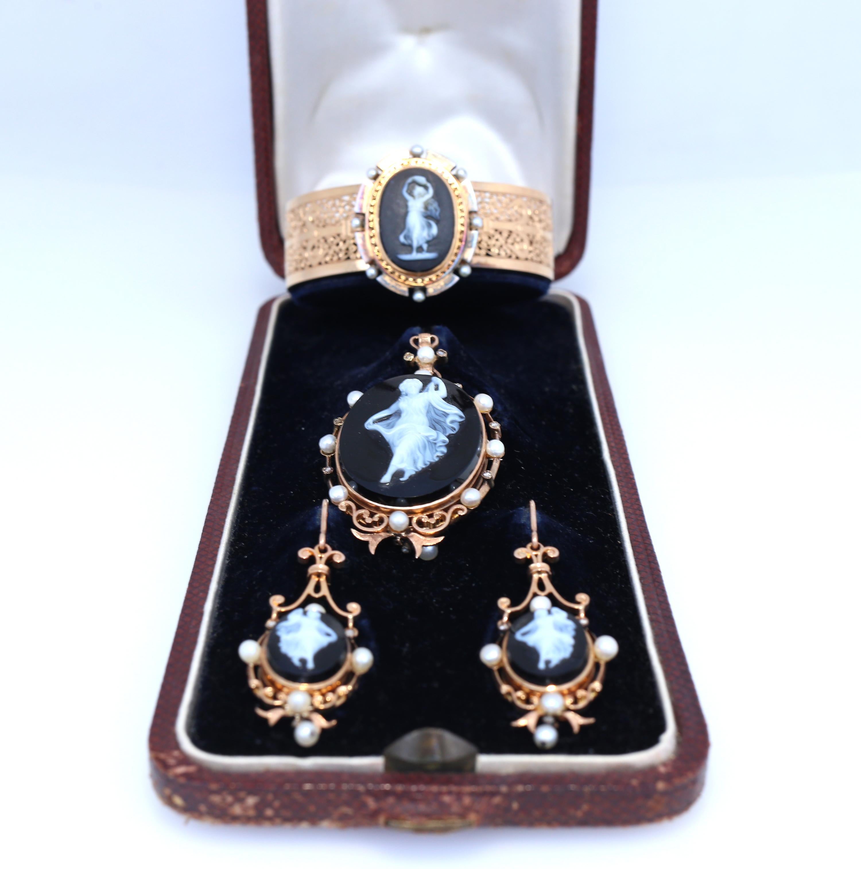 Victorian Cameo Onyx Set Bracelet Pendant Earrings 18k Gold Original Box, 1900 For Sale 5