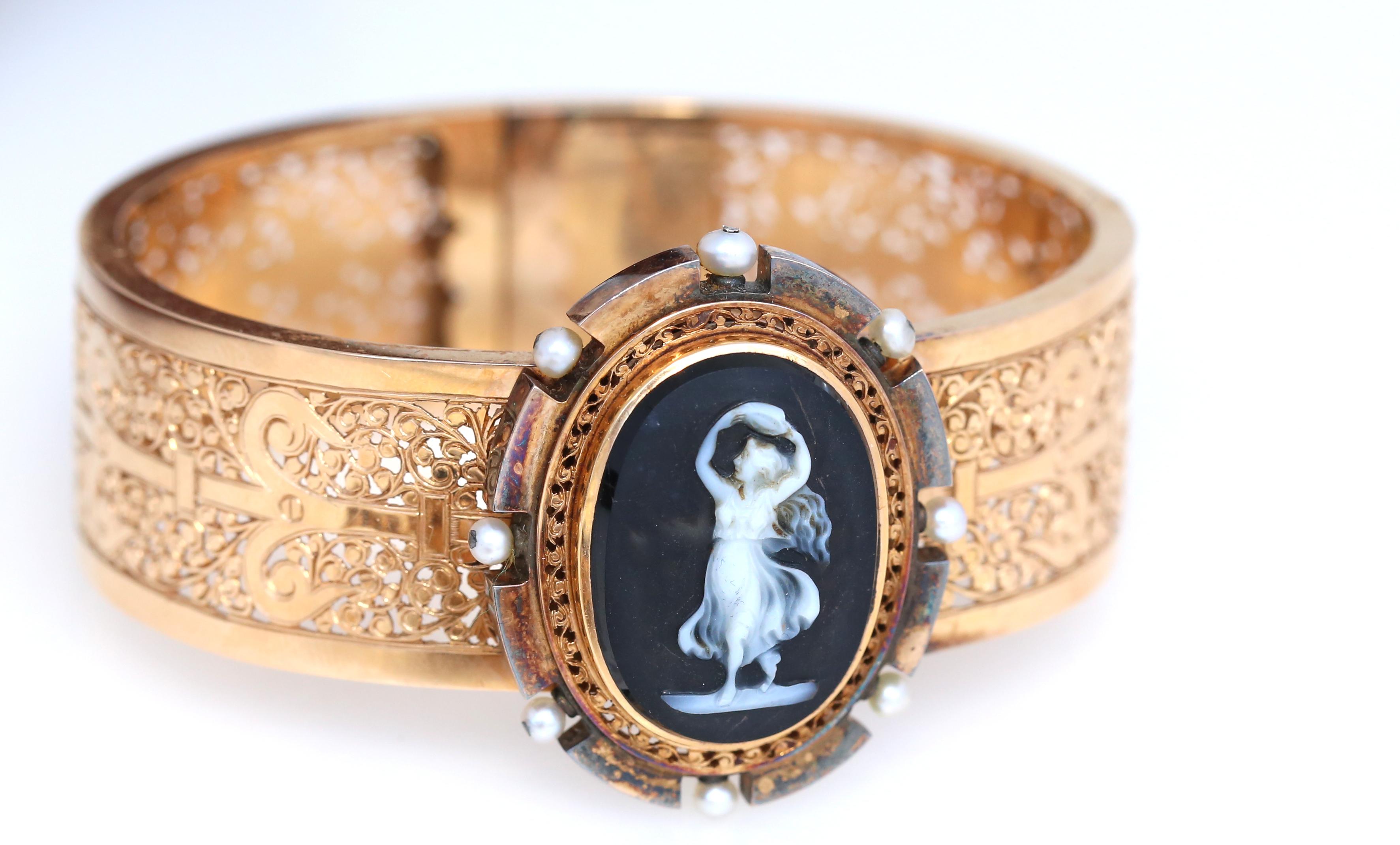 Victorian Cameo Onyx Set Armband Anhänger Ohrringe 18 Karat Gold in es ist original Box.
Viktorianisches Kameen-Set von 1900 in der Originalschachtel. Armband, Ohrringe und Brosche, die auch als Anhänger getragen werden können. Die filigrane Kamee