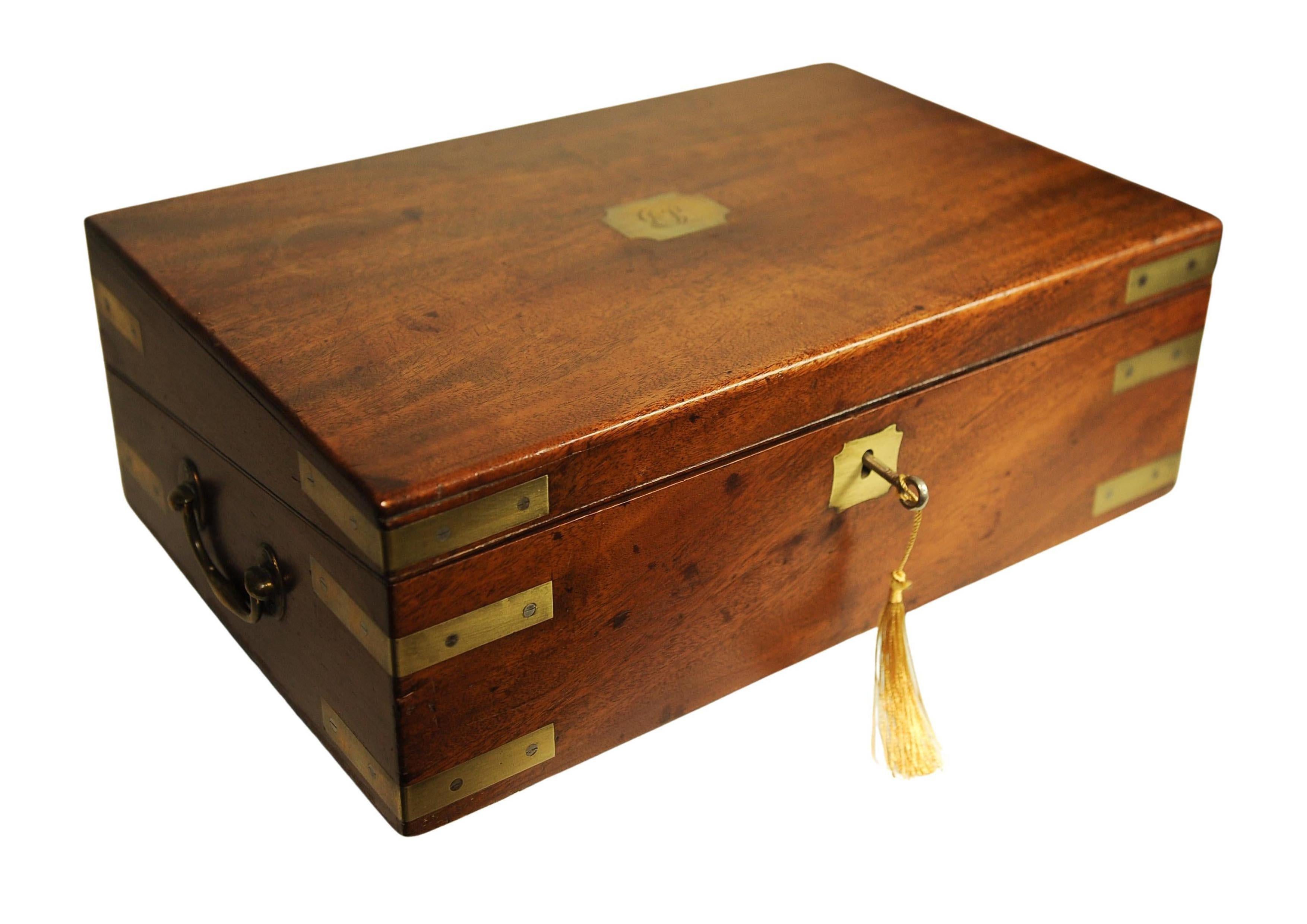 Eine atemberaubende viktorianische Campaigner Schreiben Hang mit einem dekorativen Messing Trim, Messing Carry Griffe mit einem vergoldeten Tooled Racing Green Leder Interieur fertig 

Zum Lieferumfang gehören ein neuer Notizblock, ein Federkiel