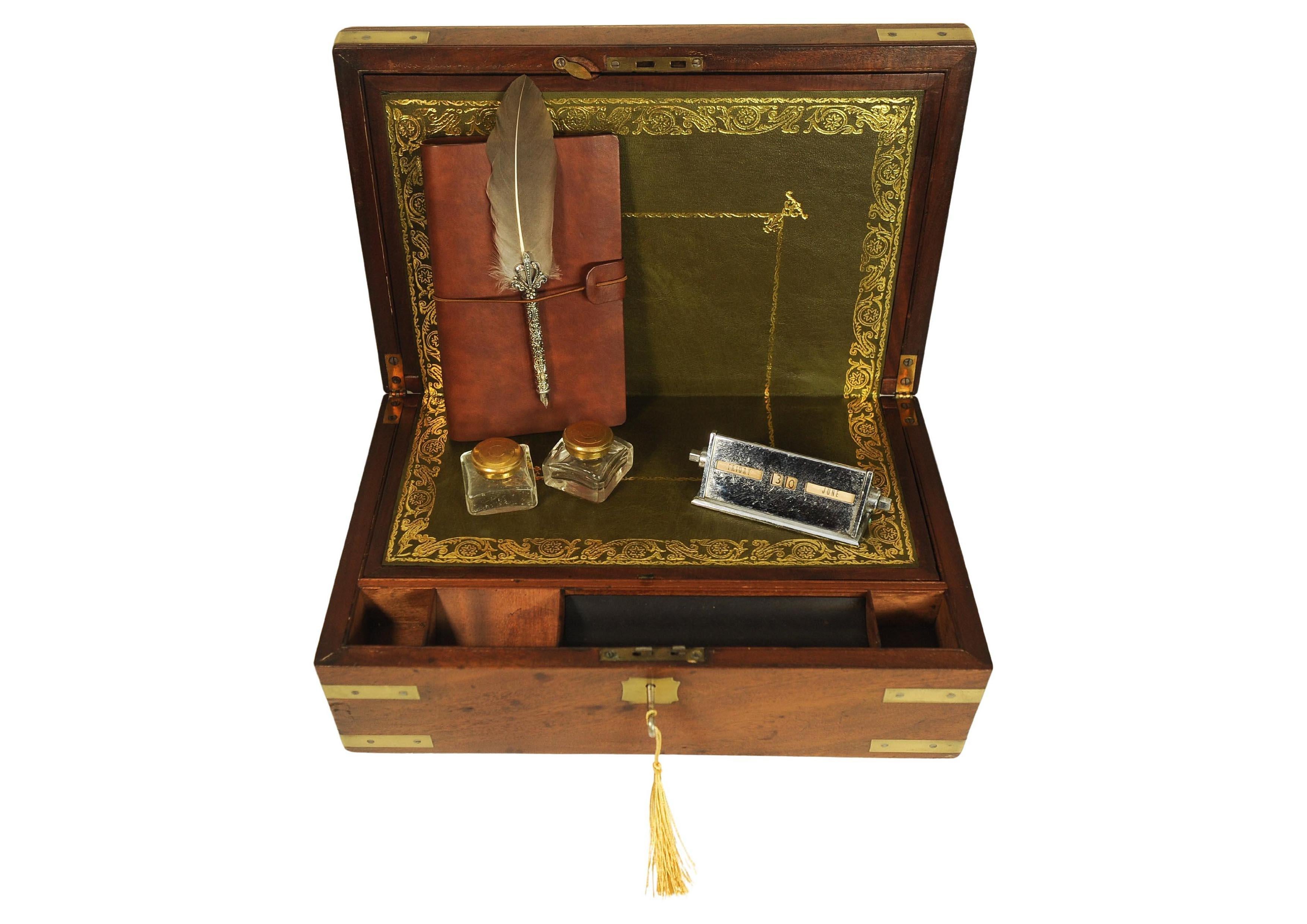 Viktorianische Campaigner Messing gebundene Schreiben Slope mit einem grünen Leder Interieur (19. Jahrhundert) im Angebot