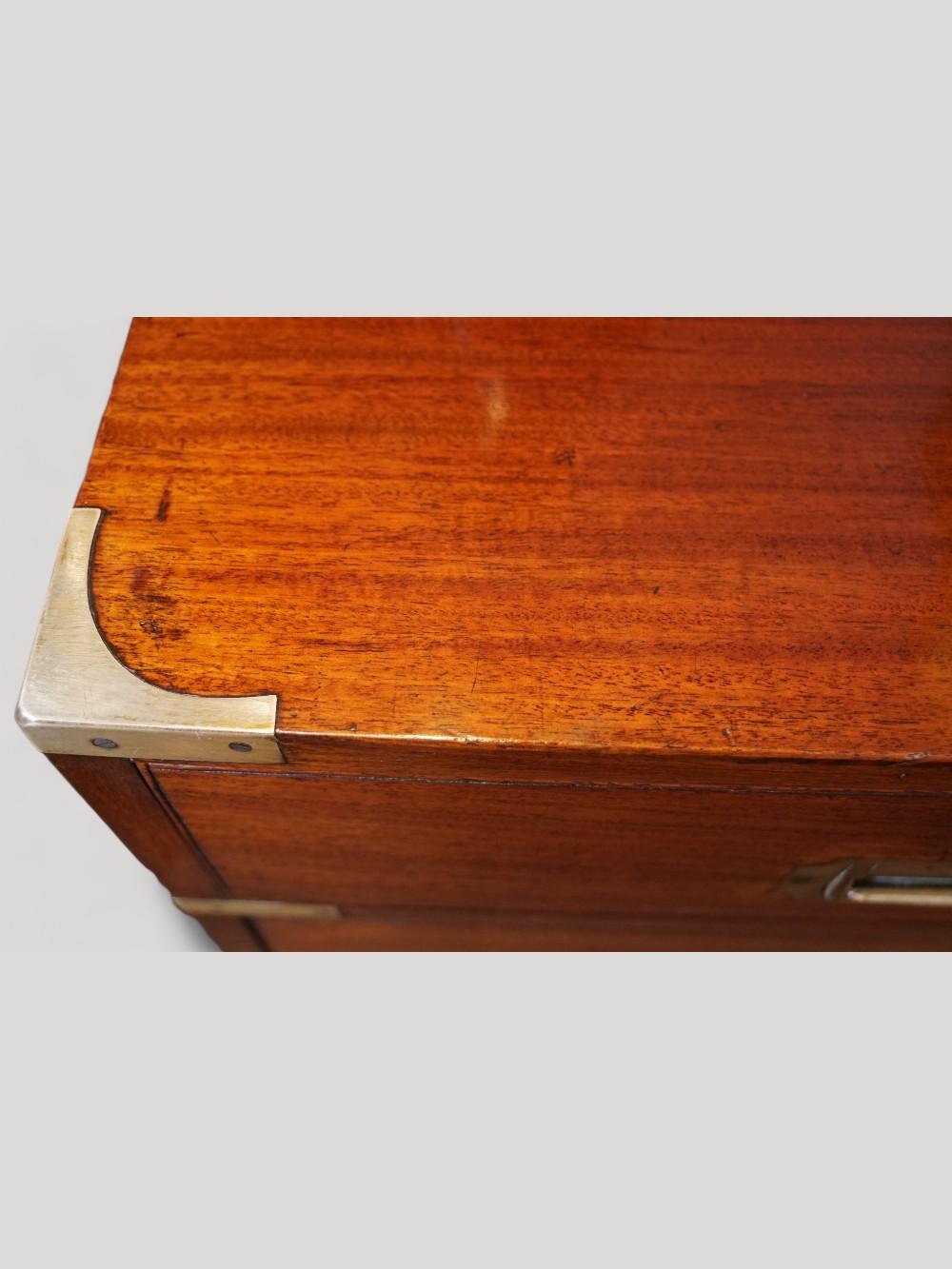 Victorian campaign chest  In Good Condition For Sale In Salisbury, GB