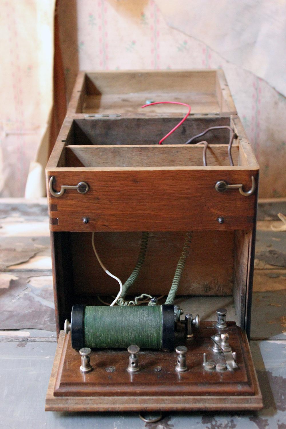Victorian Campaign Style Induction Coil Electro Therapy Shock Machine In Good Condition In Bedford, Bedfordshire