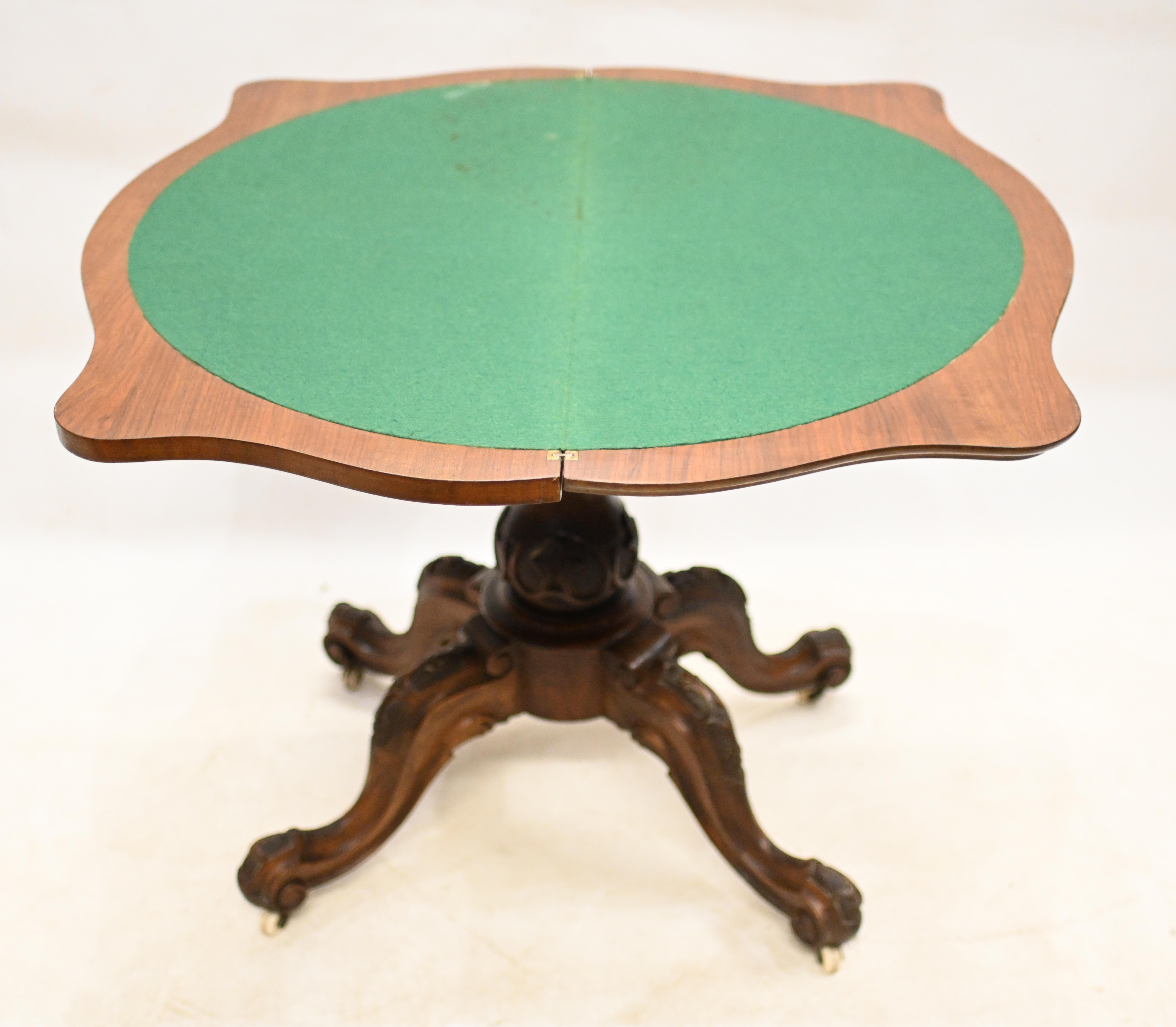 Table à cartes victorienne en ronce de noyer Jeux 1880 en vente 2
