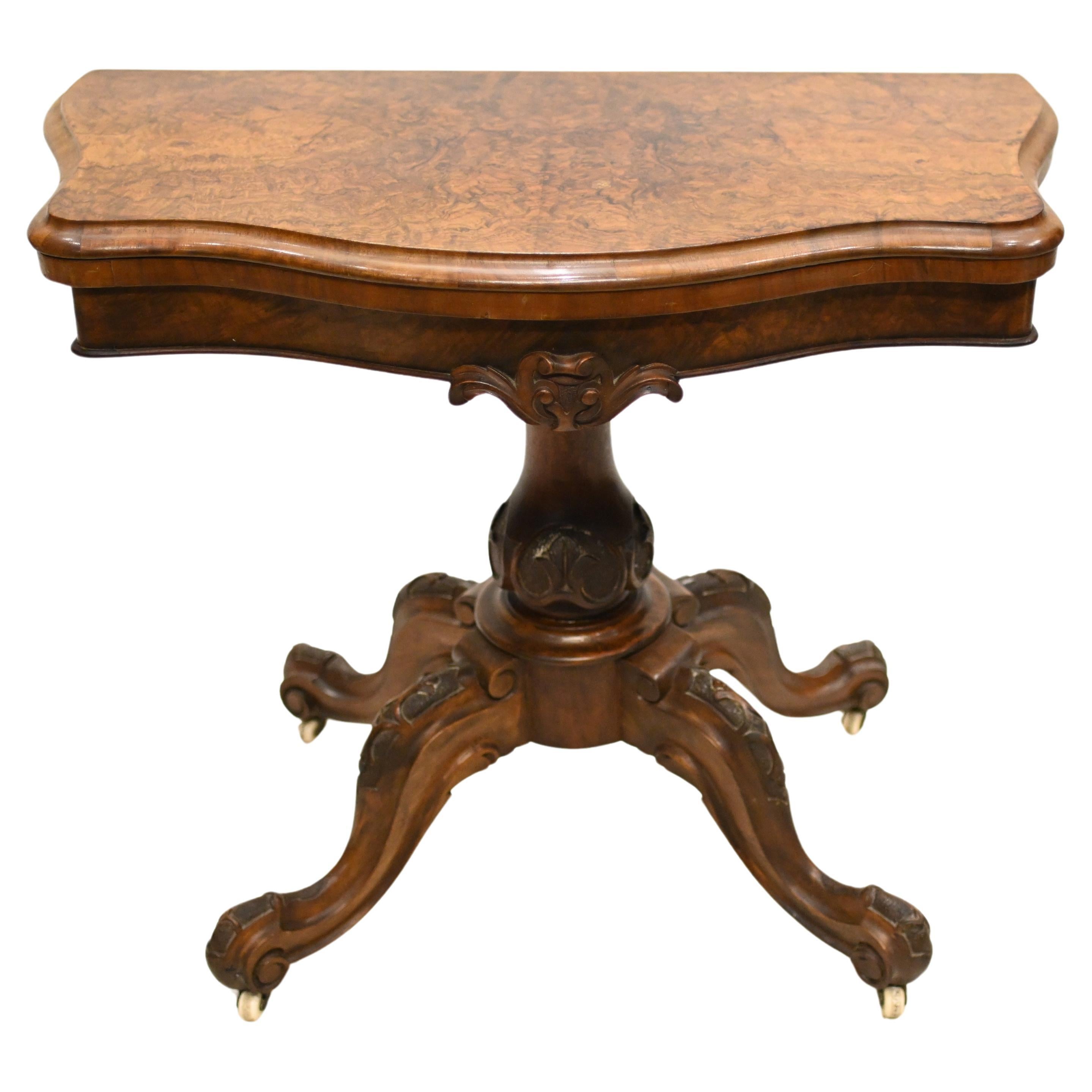 Table à cartes victorienne en ronce de noyer Jeux 1880 en vente