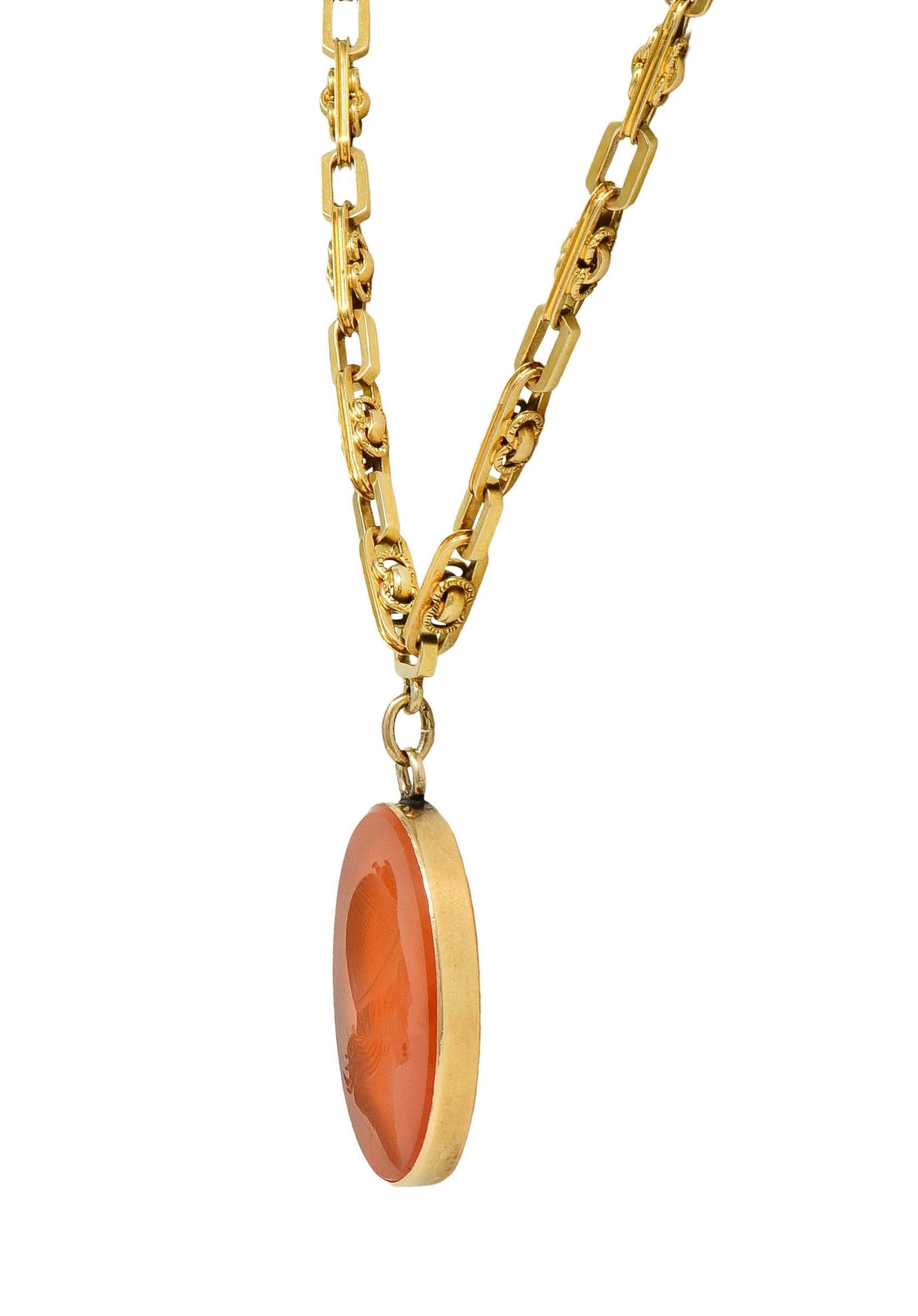 Taille ovale Collier pendentif camée ancien victorien en or 14 carats avec chaîne à maillons fantaisie en cornaline en vente