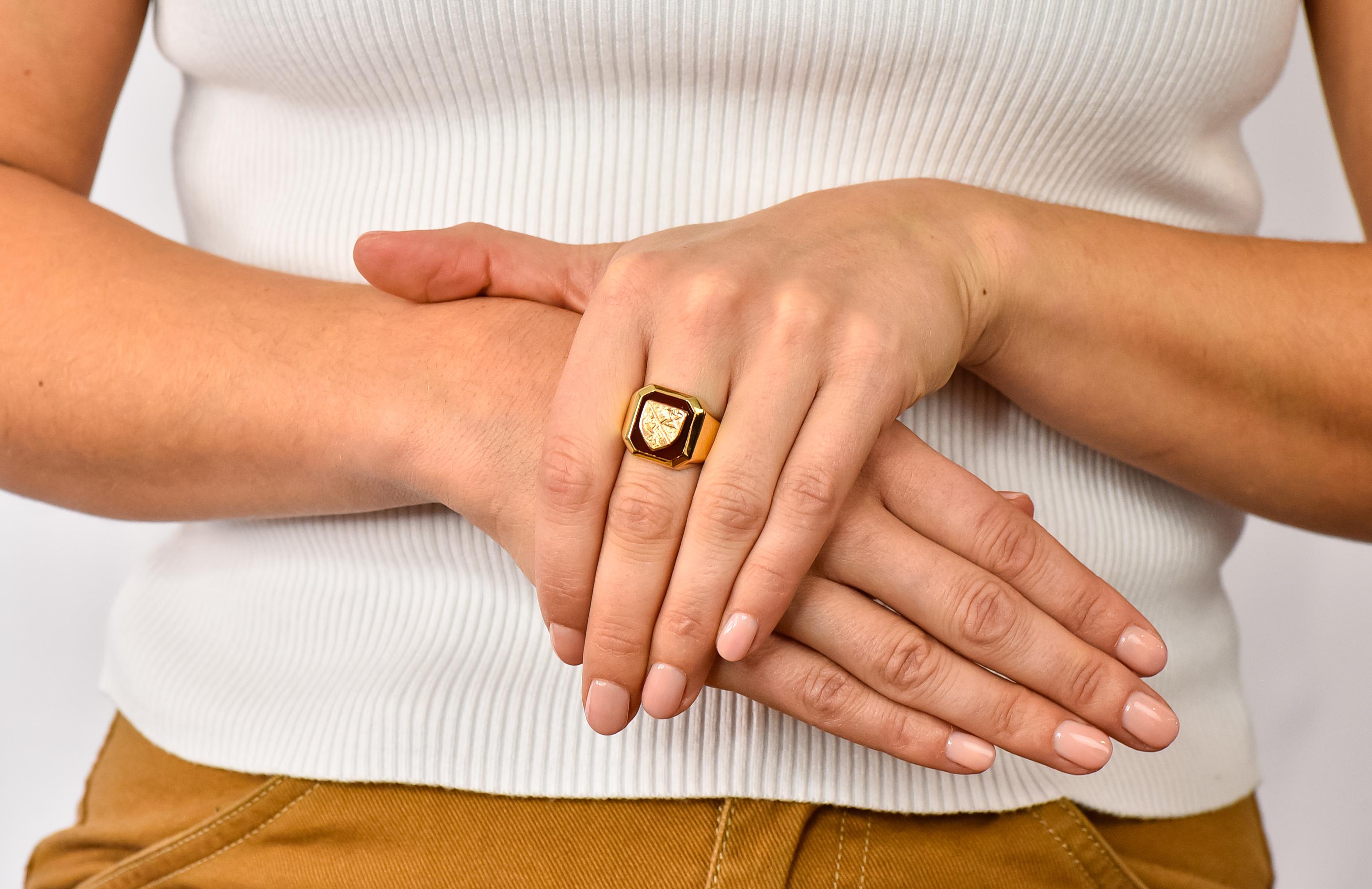 Victorian Carnelian 18 Karat Gold Signet Shield Crest Unisex Ring 7