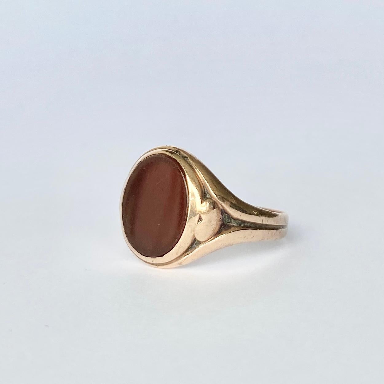 Der tiefrote Karneol wird durch das 9-karätige Gelbgold in diesem Siegelring perfekt ergänzt. Vollständig gestempelt Birmingham 1893.

Ringgröße:  P oder 7 3/4 
Stein Abmessungen: 12x10mm 

Gewicht: 3,8 g