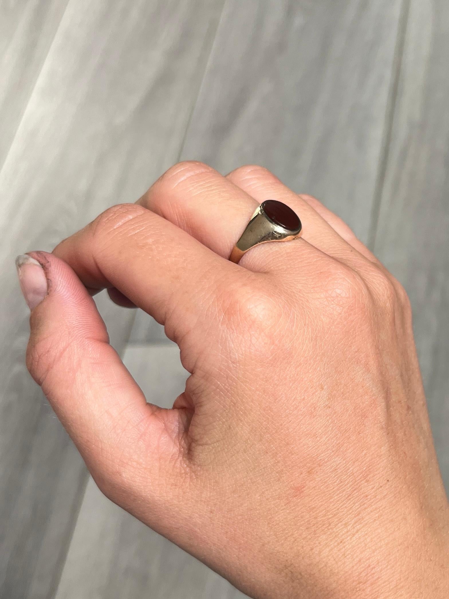 The deep red carnelian is complimented perfectly by the 9ct yellow gold in this signet ring. 

Ring Size: O or 7 1/4 
Stone Dimensions: 10x7.5mm 

Weight: 2g