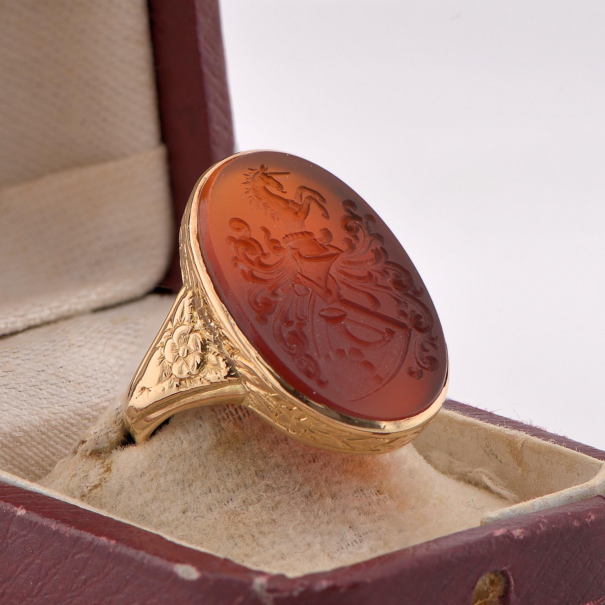 Victorian Carnelian Armorial Signet Ring 14 KT gold In Good Condition For Sale In Napoli, IT