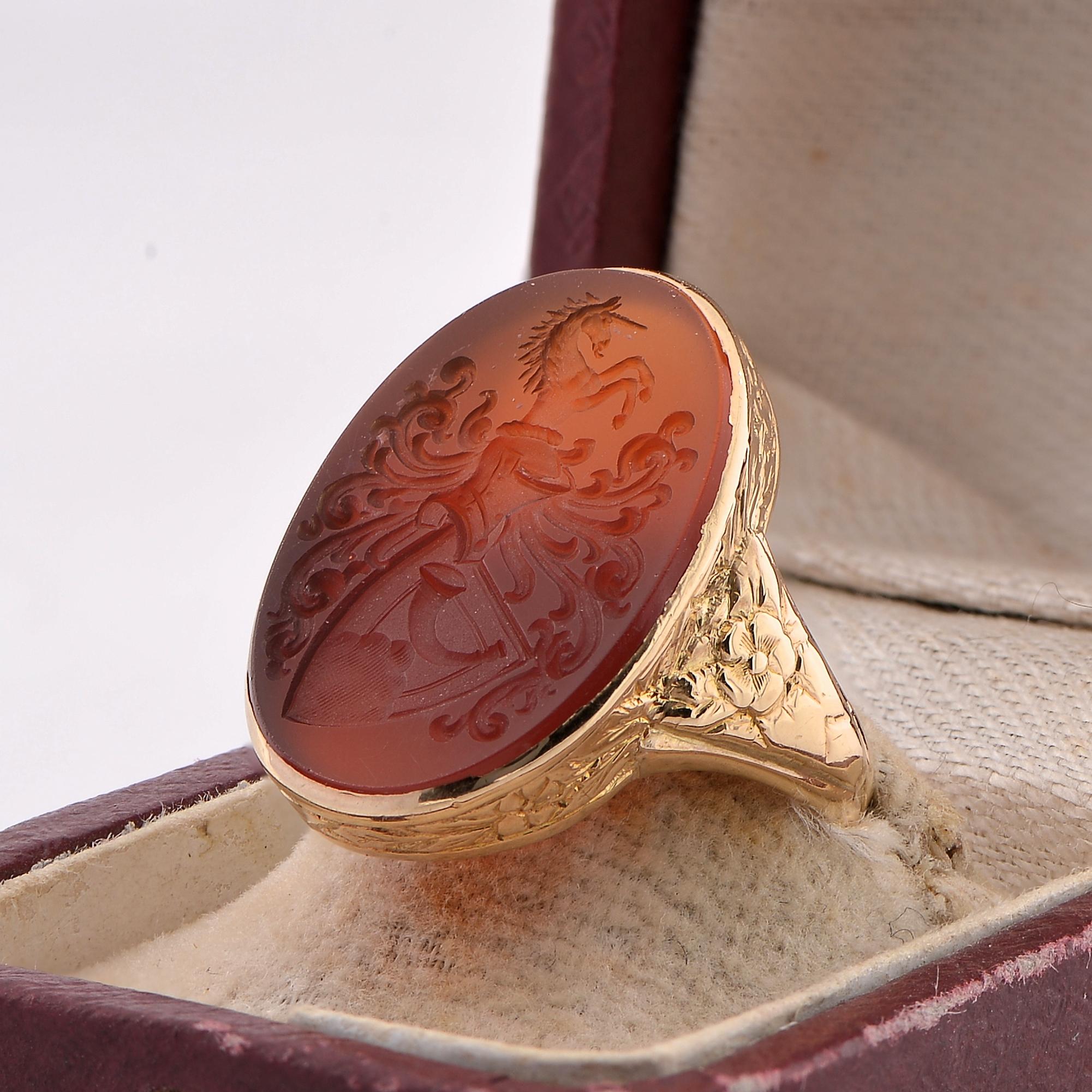 Victorian Carnelian Armorial Signet Ring 14 KT gold For Sale 1