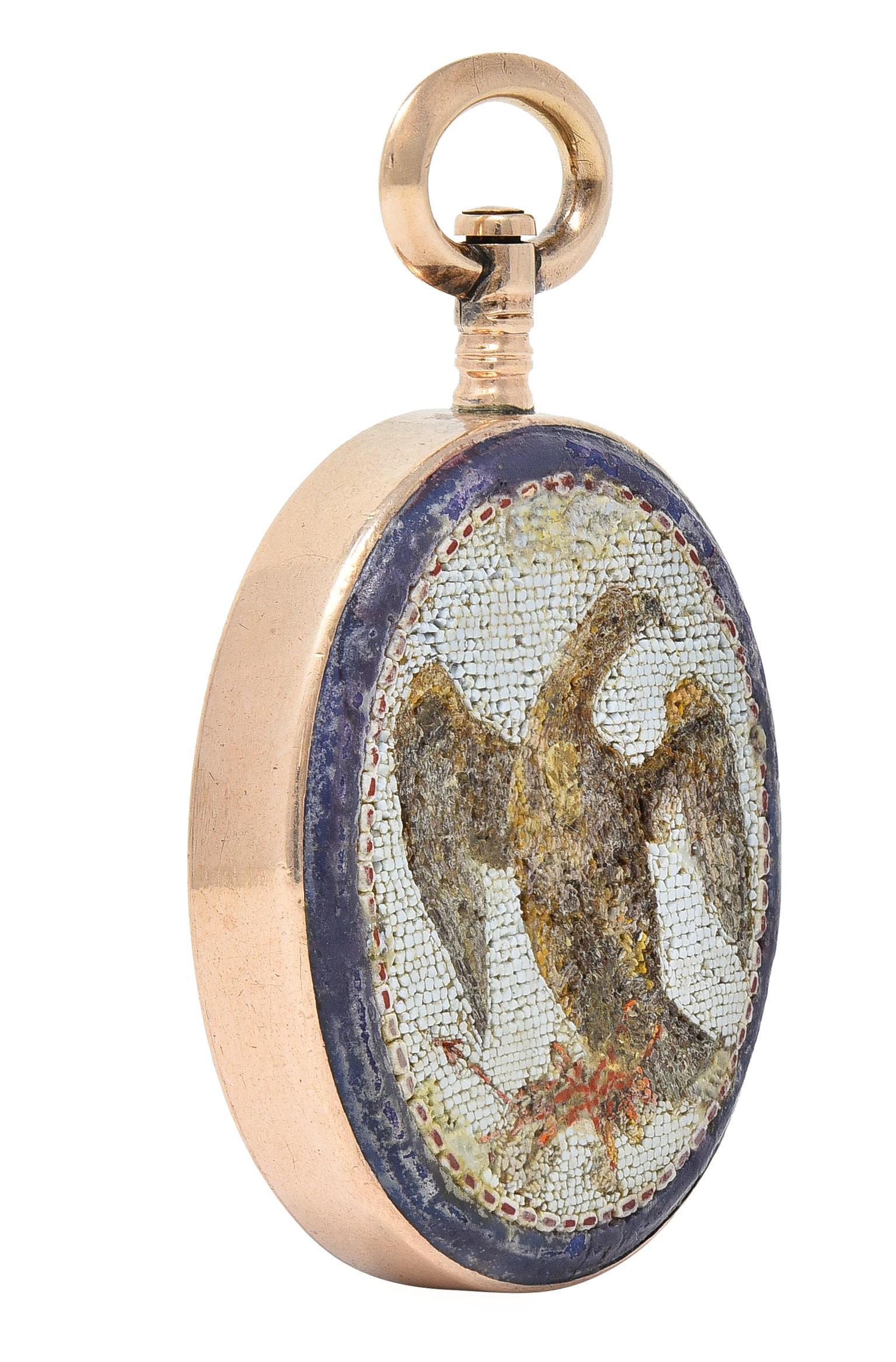 Taille ovale Pendentif d'aigle victorien en or 14 carats, émail de cornaline et micro-mosaïque en vente