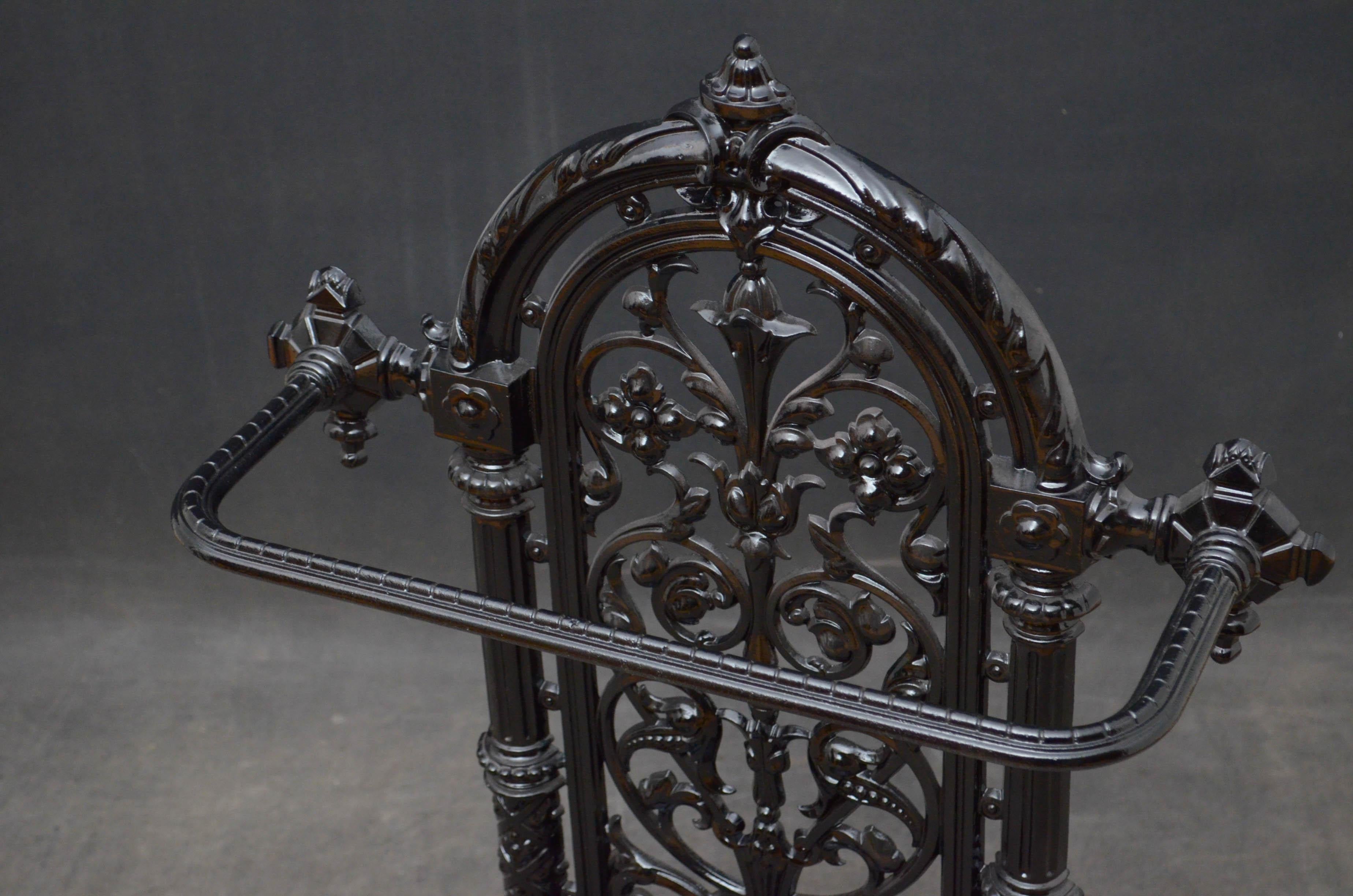 J00 Superb Victorian Scottish Carron umbrella stand in cast iron, having attractive floral pierced design and removable drip tray. Stamped CARRON No13. This antique hall stand is in excellent home ready condition, circa 1870.
Measures: H 32.5