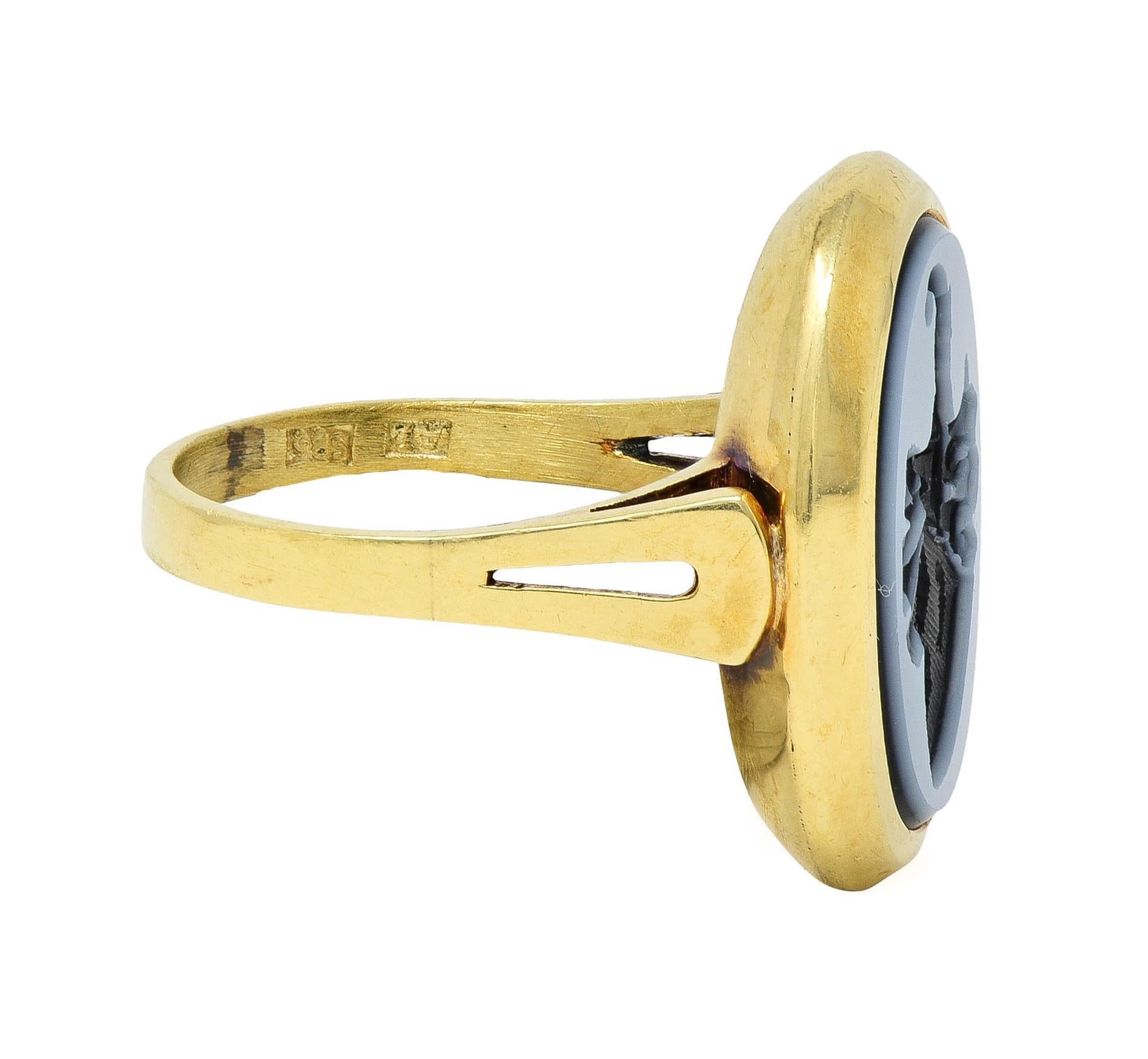 Victorian Carved Agate 14 Karat Yellow Gold Antique Heraldic Signet Ring In Excellent Condition For Sale In Philadelphia, PA