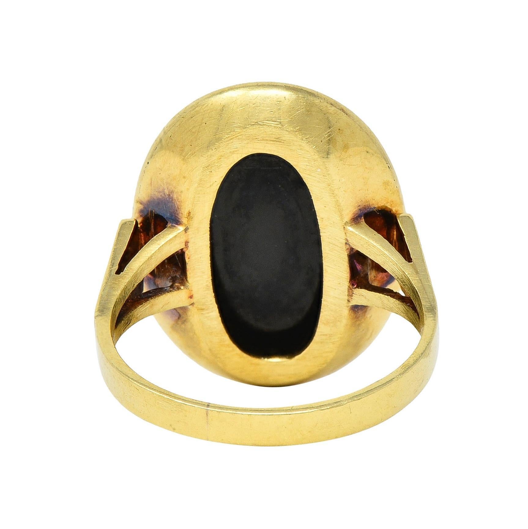 Women's or Men's Victorian Carved Agate 14 Karat Yellow Gold Antique Heraldic Signet Ring For Sale