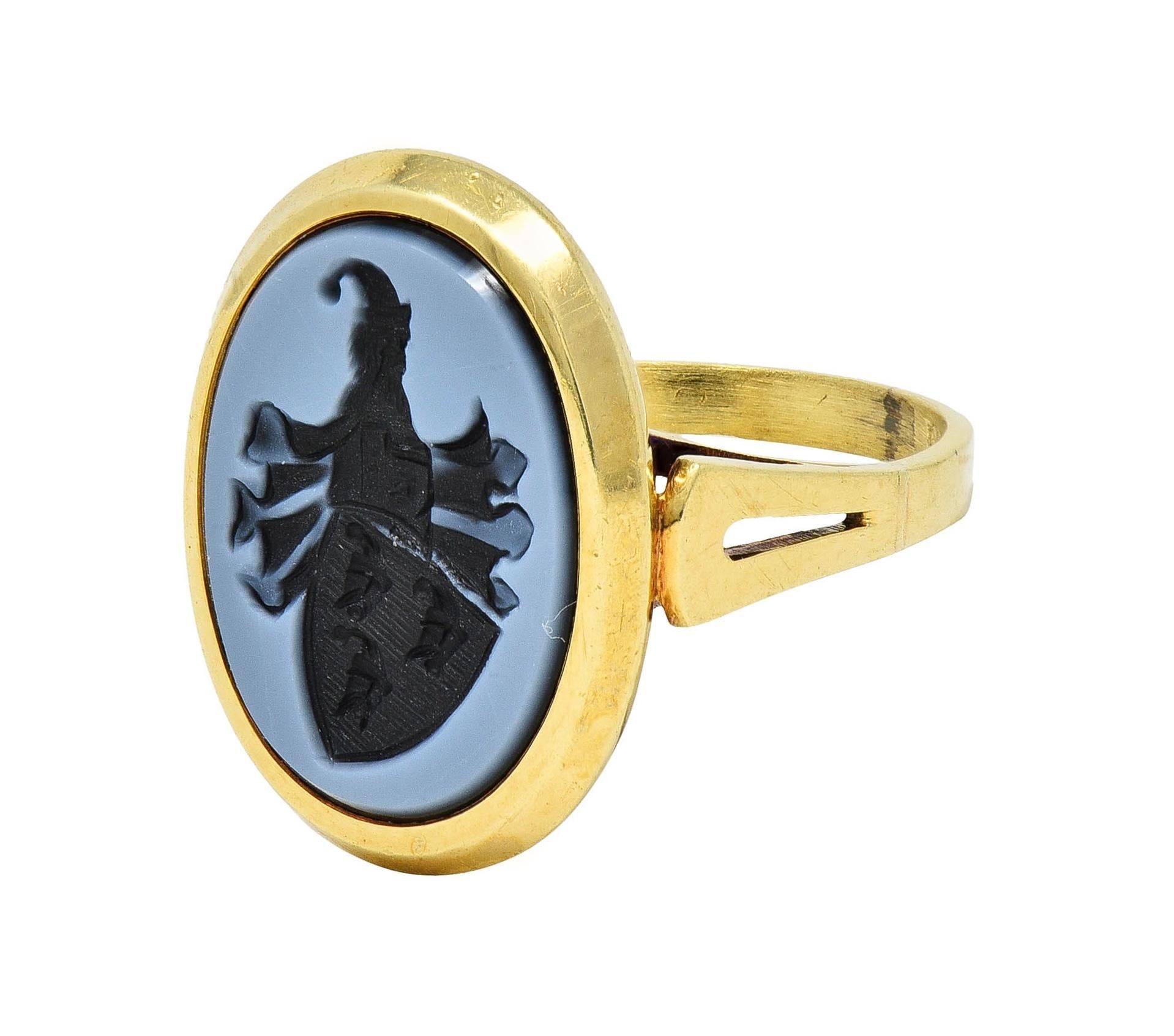 Victorian Carved Agate 14 Karat Yellow Gold Antique Heraldic Signet Ring For Sale 2