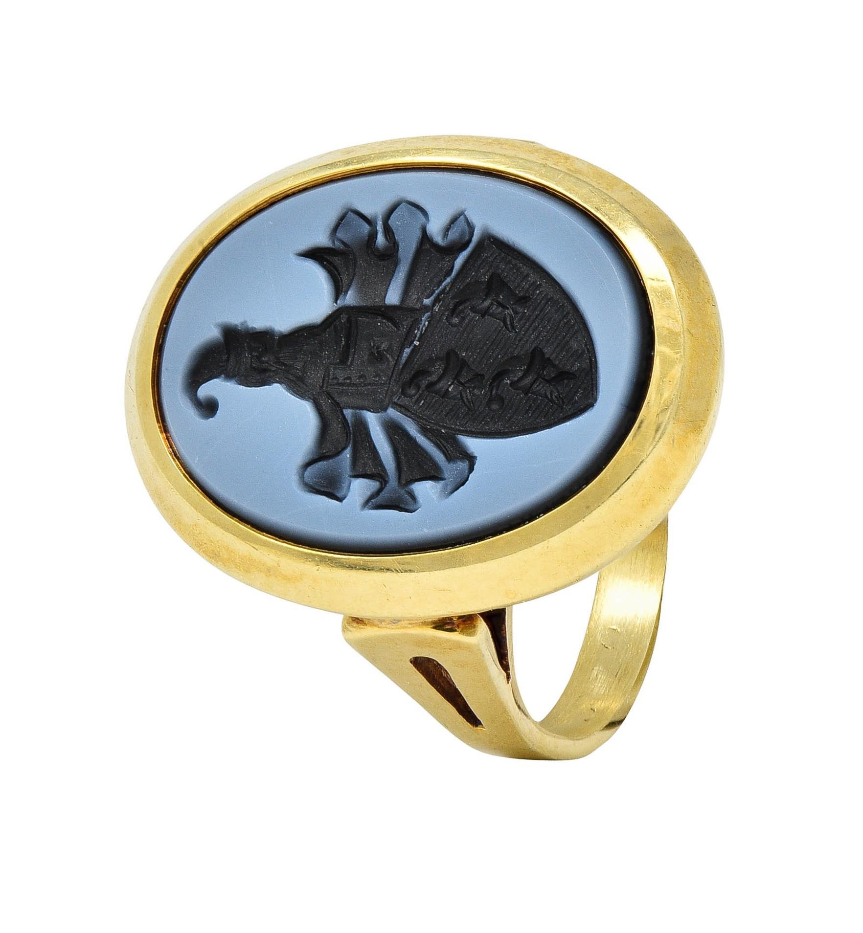 Victorian Carved Agate 14 Karat Yellow Gold Antique Heraldic Signet Ring For Sale 4
