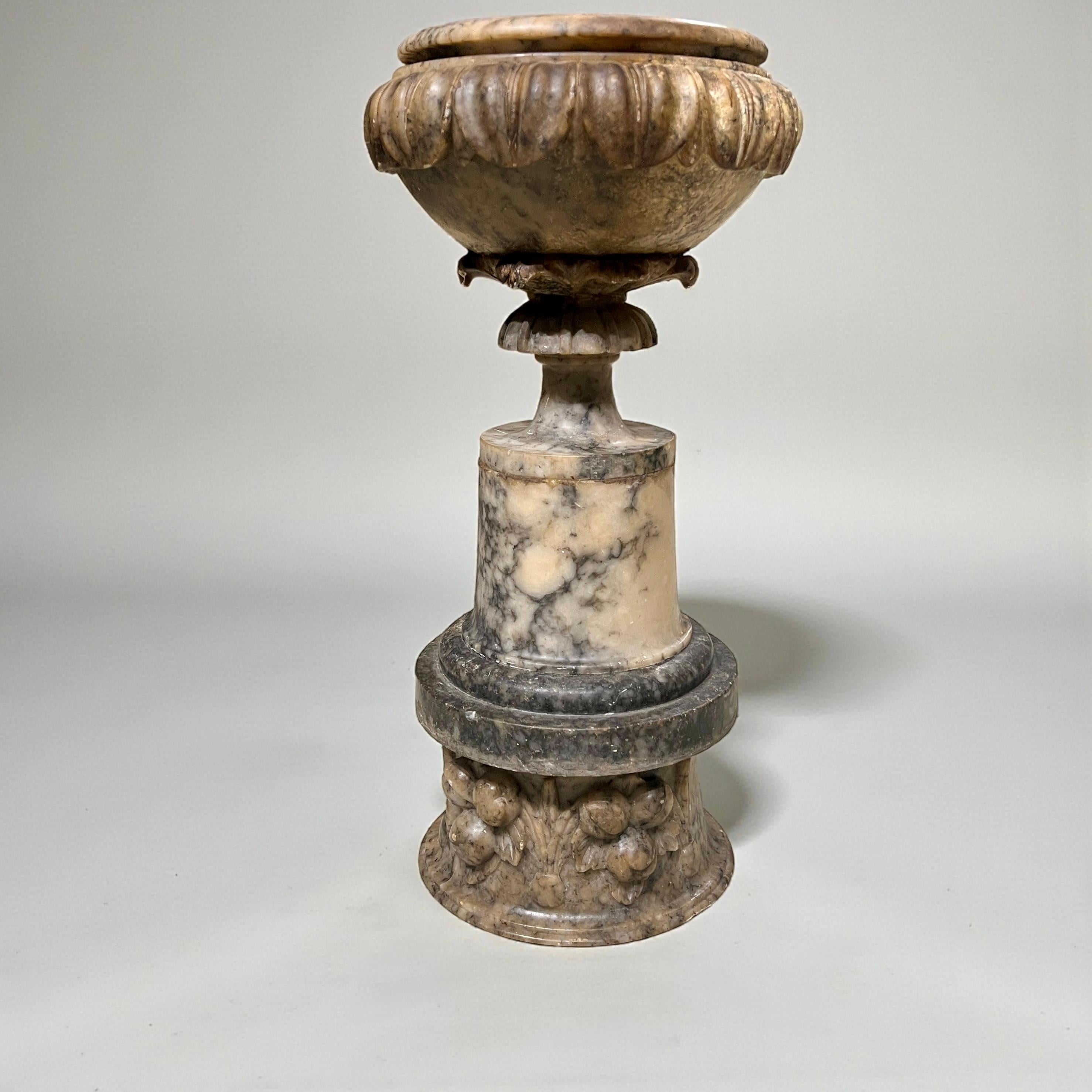 Viktorianische geschnitzt Alabaster Pflanzer Tisch Zentrum (Englisch) im Angebot