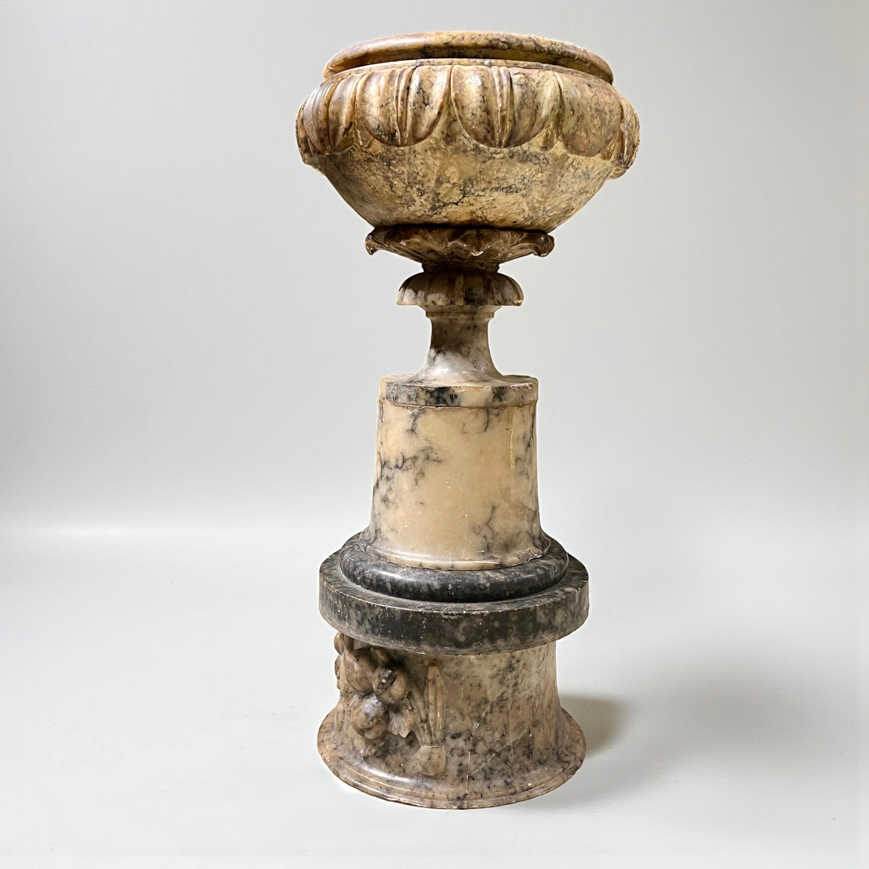 Viktorianische geschnitzt Alabaster Pflanzer Tisch Zentrum im Zustand „Gut“ im Angebot in London, GB