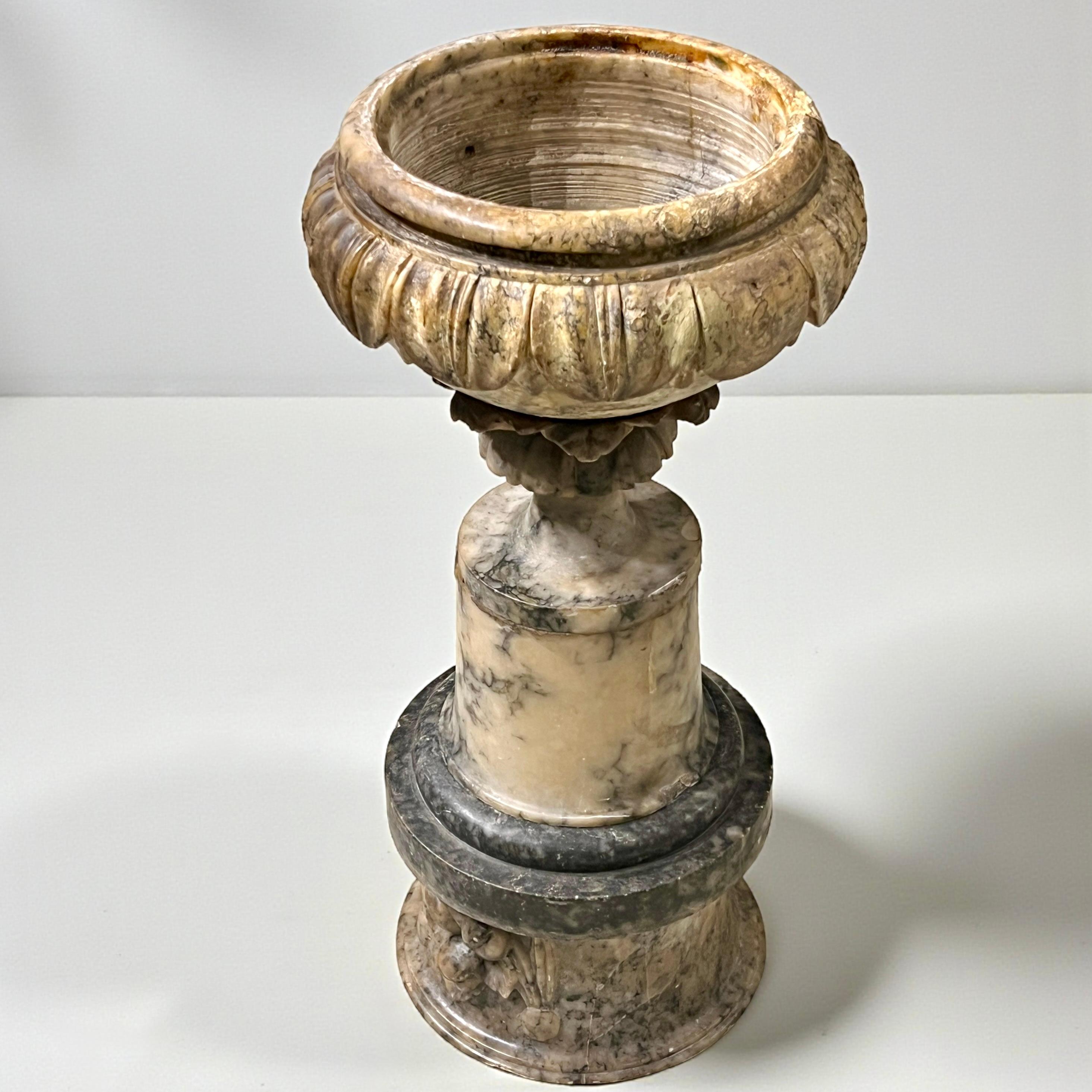 Viktorianische geschnitzt Alabaster Pflanzer Tisch Zentrum (19. Jahrhundert) im Angebot