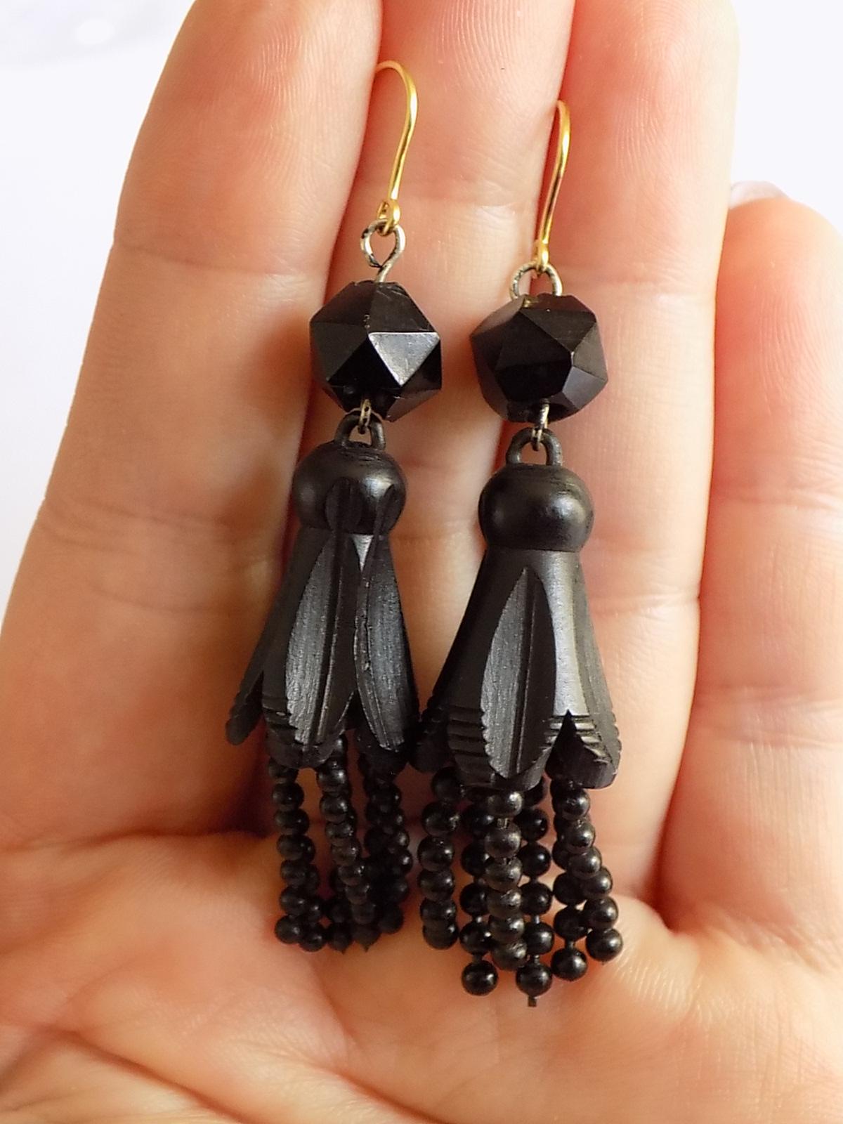 Victorian Carved Bog Oak Fuchsia Drop Earrings In Good Condition For Sale In Boston, Lincolnshire