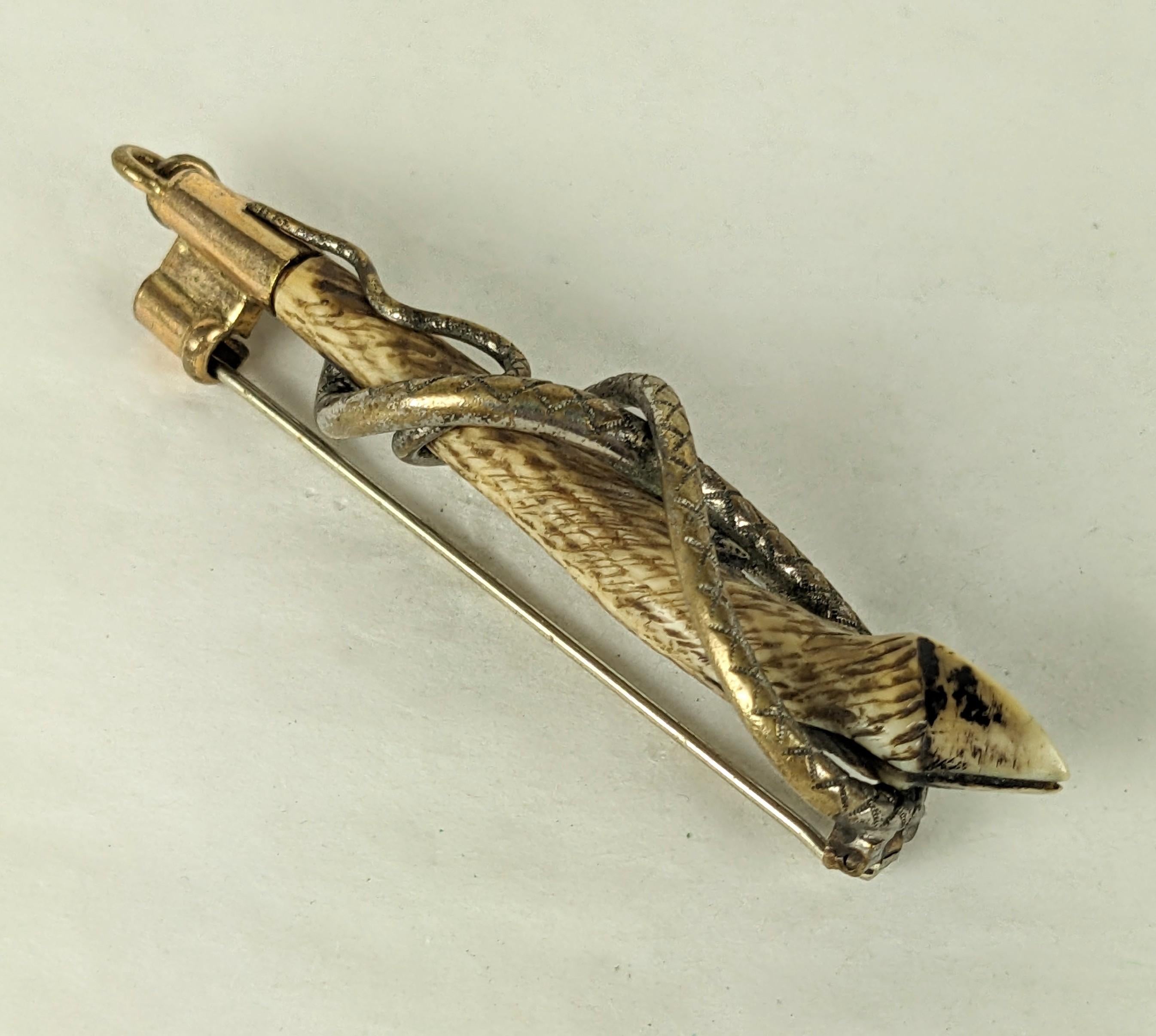 Viktorianische geschnitzte Reit- oder Jagdbrosche aus Knochen (Spätviktorianisch) im Angebot