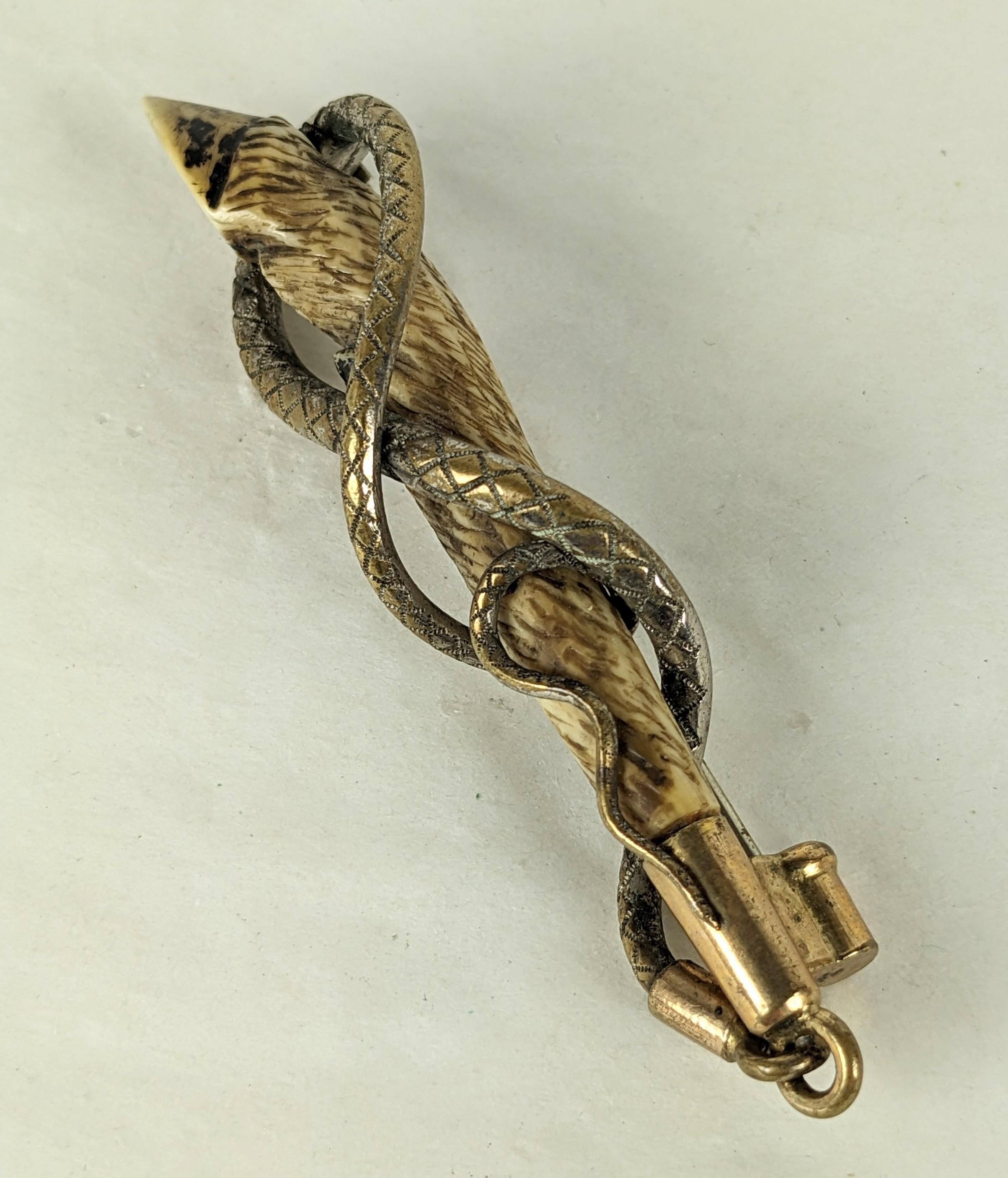 Viktorianische geschnitzte Reit- oder Jagdbrosche aus Knochen im Zustand „Gut“ im Angebot in New York, NY
