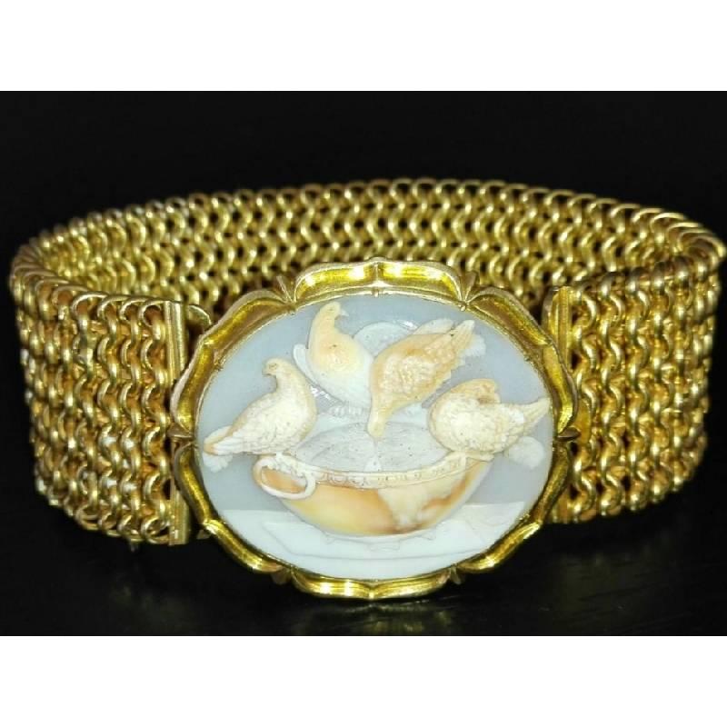 Victorian Carved Cameo 14 Karat Yellow Gold Doves of Pliny Cuff Bracelet, 1850s For Sale 4