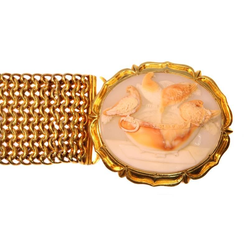 Victorian Carved Cameo 14 Karat Yellow Gold Doves of Pliny Cuff Bracelet, 1850s For Sale 1