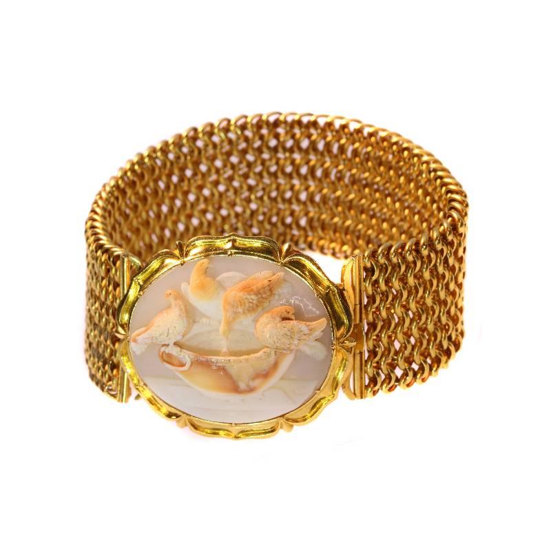 As three downey doves are sunbathing from the rim of a basin while one is gracefully drinking in this picturesque cameo, this 14K yellow gold bracelet from around 1850 splatters history all over our Garden of Adin.

This exact composition of four