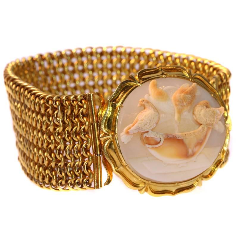 Victorian Carved Cameo 14 Karat Yellow Gold Doves of Pliny Cuff Bracelet, 1850s In Good Condition For Sale In Antwerp, BE