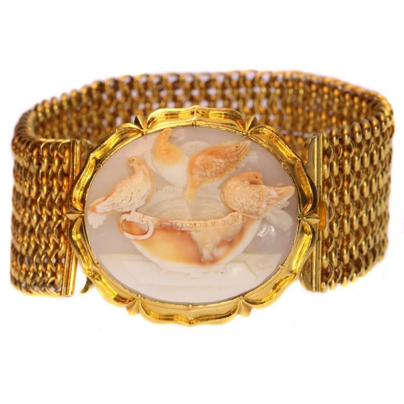 Victorian Carved Cameo 14 Karat Yellow Gold Doves of Pliny Cuff Bracelet, 1850s For Sale