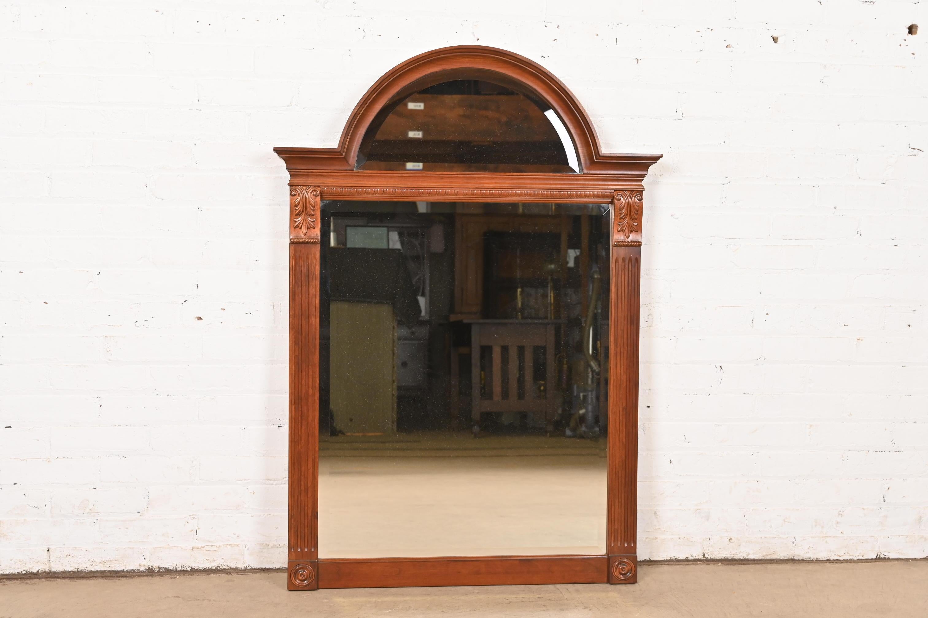 Precioso espejo de pared arqueado con marco de madera de cerezo tallada, de estilo victoriano o neoclásico

EE.UU., alrededor de 1990

Medidas: 33
