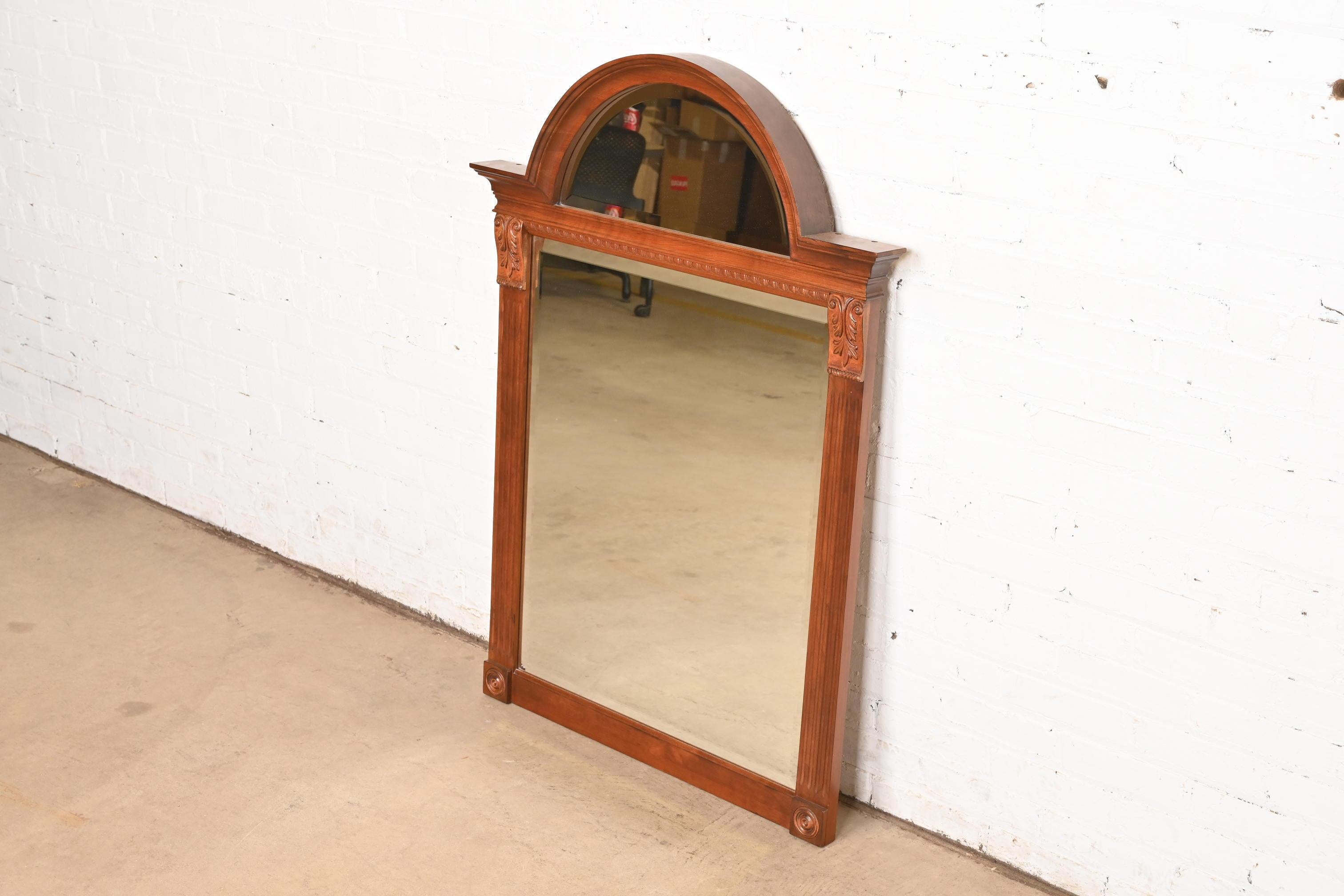 Espejo de Pared Victoriano Tallado en Madera de Cerezo en Arco en Bueno estado para la venta en South Bend, IN