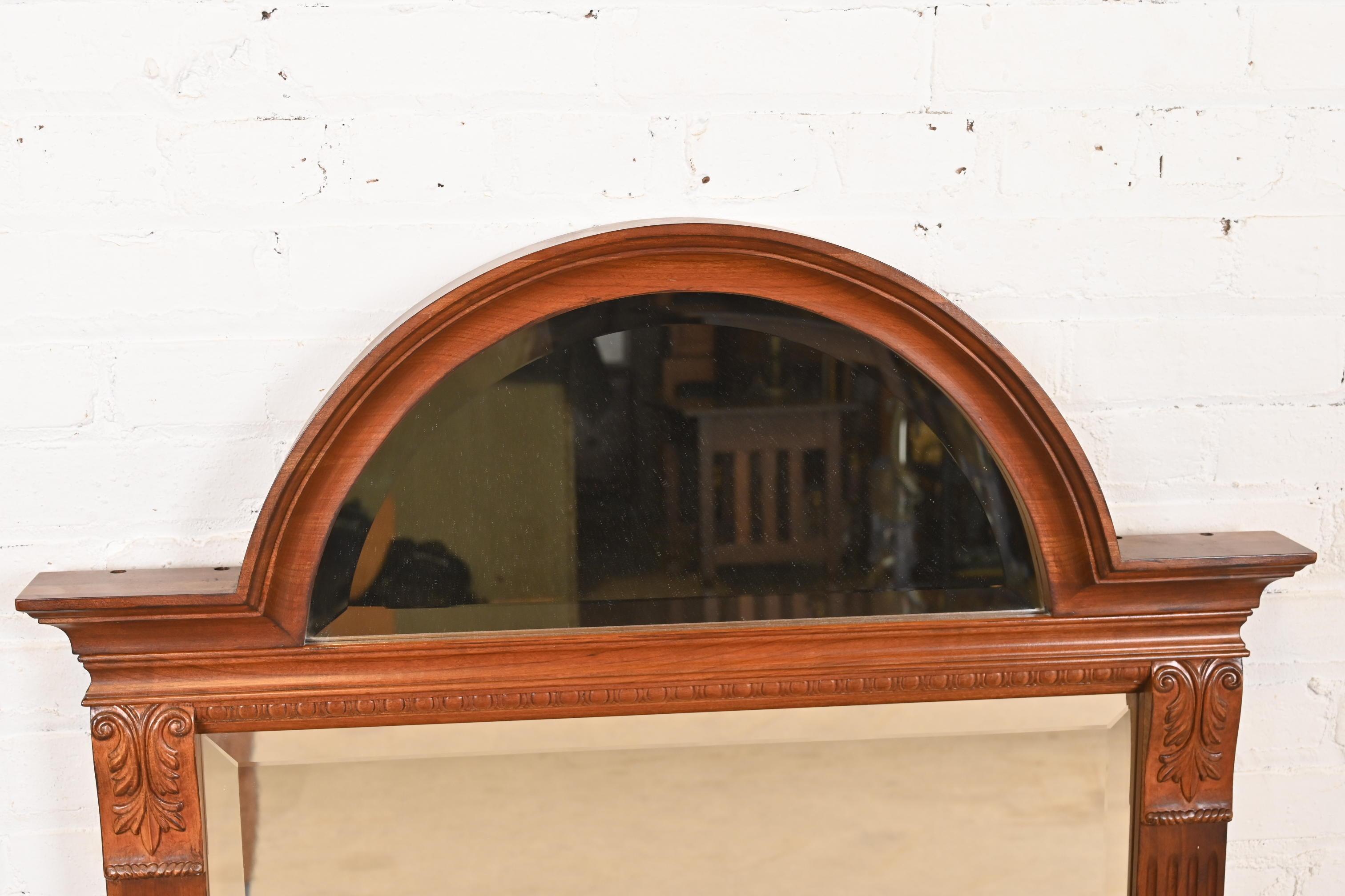 Espejo de Pared Victoriano Tallado en Madera de Cerezo en Arco finales del siglo XX en venta