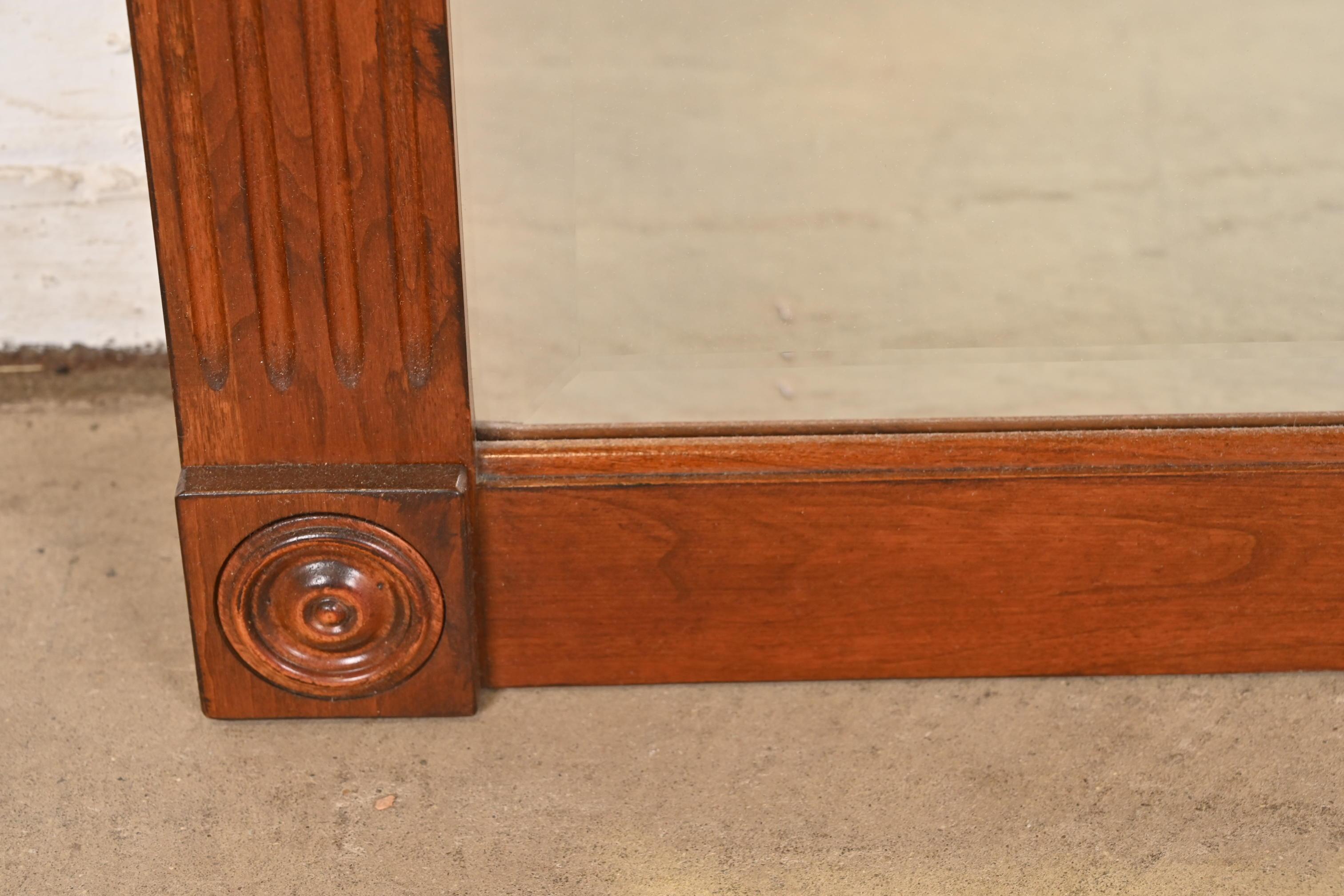 Espejo de Pared Victoriano Tallado en Madera de Cerezo en Arco en venta 1
