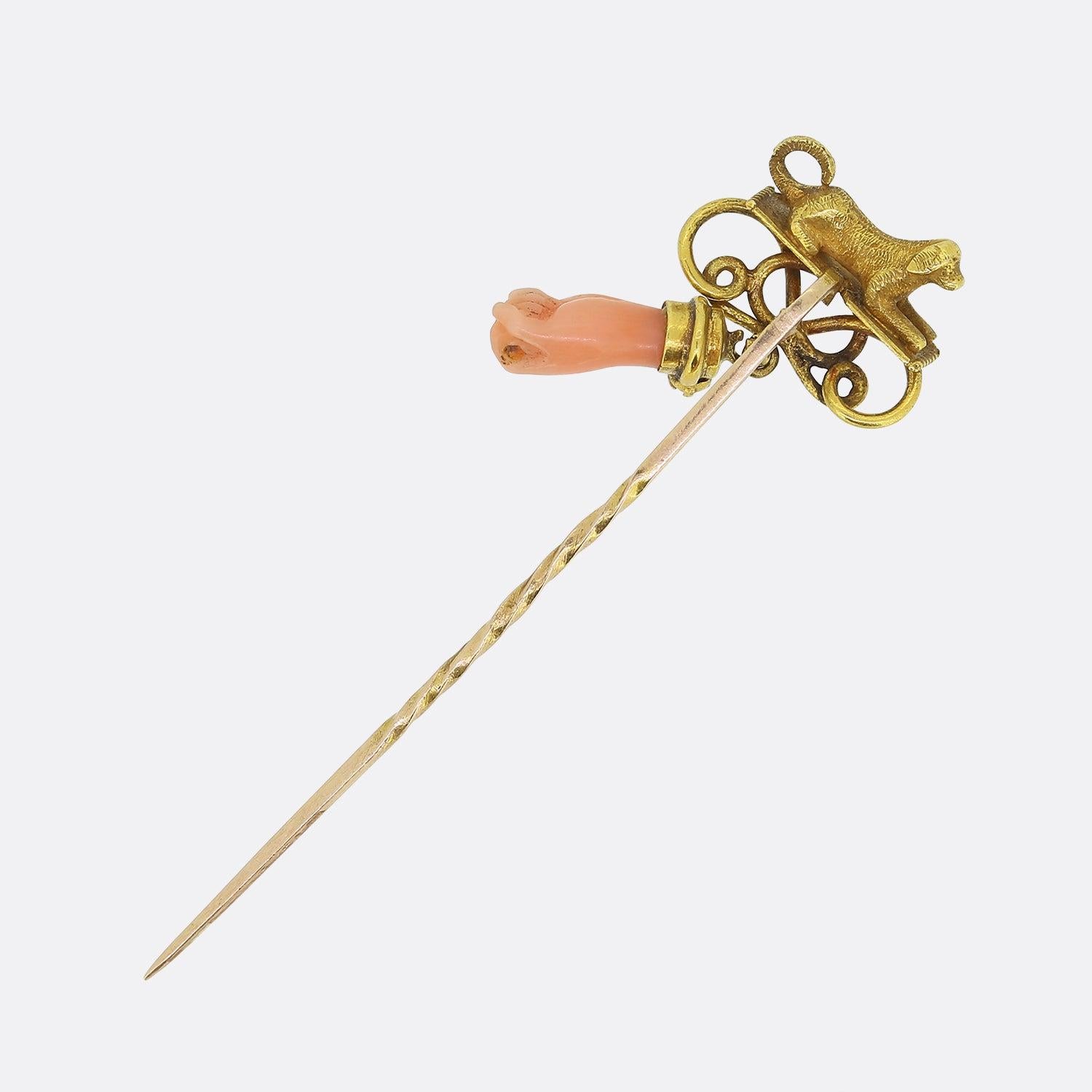 Dies ist eine viktorianische 15ct Gelbgold Stick Pin. Der Kopf der Brosche zeigt einen Hund, der auf einer Plattform liegt, und ein handgeschnitztes Korallenstück in Form einer Hand.

Zustand: Gebraucht (Sehr gut)
Gewicht: 1.8 Gramm
Pin Abmessungen: