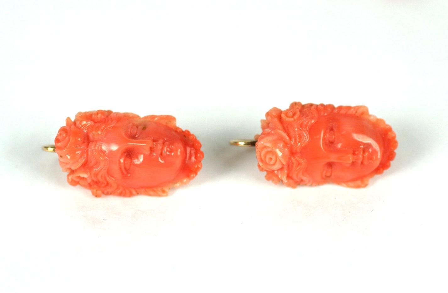Viktorianische geschnitzte Korallen-Ohrringe mit Jungfrauenkopf (Ungeschliffen) im Angebot