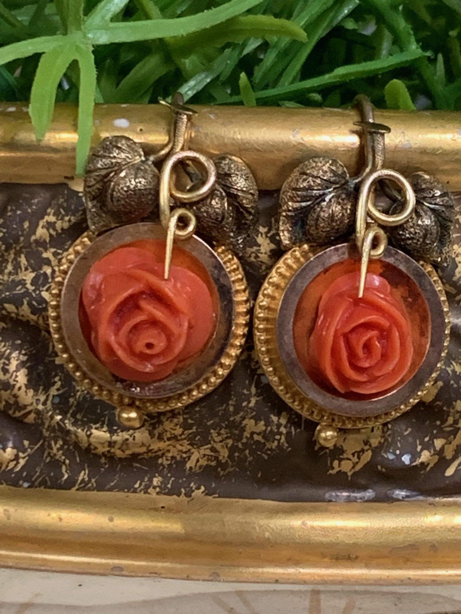 Viktorianische geschnitzte Korallen Rosen Hirtenhaken durchbohrt 14 Karat Gold Tropfen Ohrringe (Gemischter Schliff)