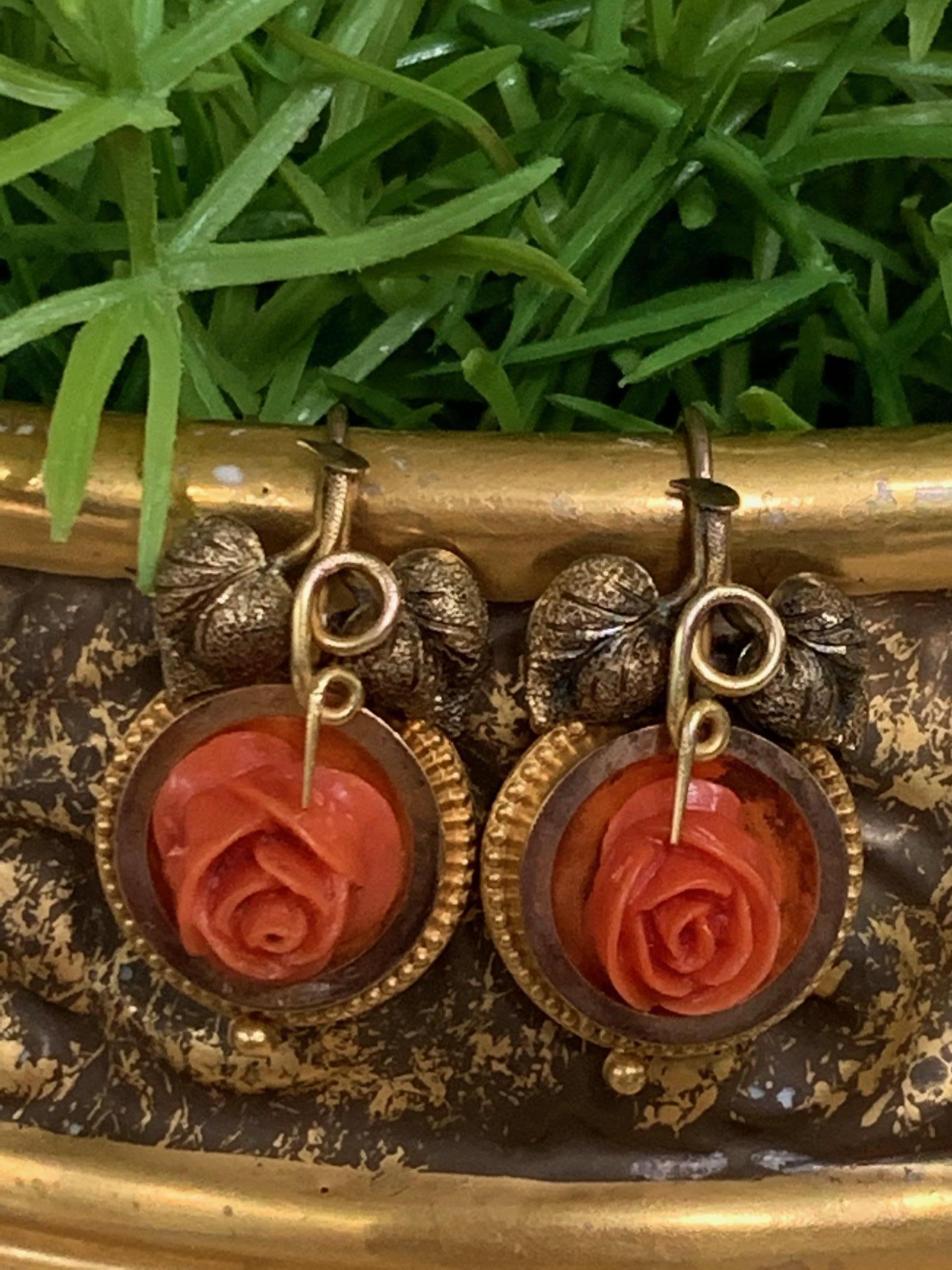 Viktorianische geschnitzte Korallen Rosen Hirtenhaken durchbohrt 14 Karat Gold Tropfen Ohrringe im Zustand „Gut“ in St. Louis Park, MN