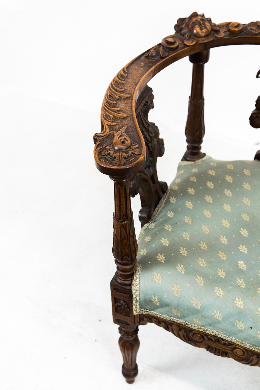 Noyer Chaise d'angle victorienne en noyer anglais sculpté en vente