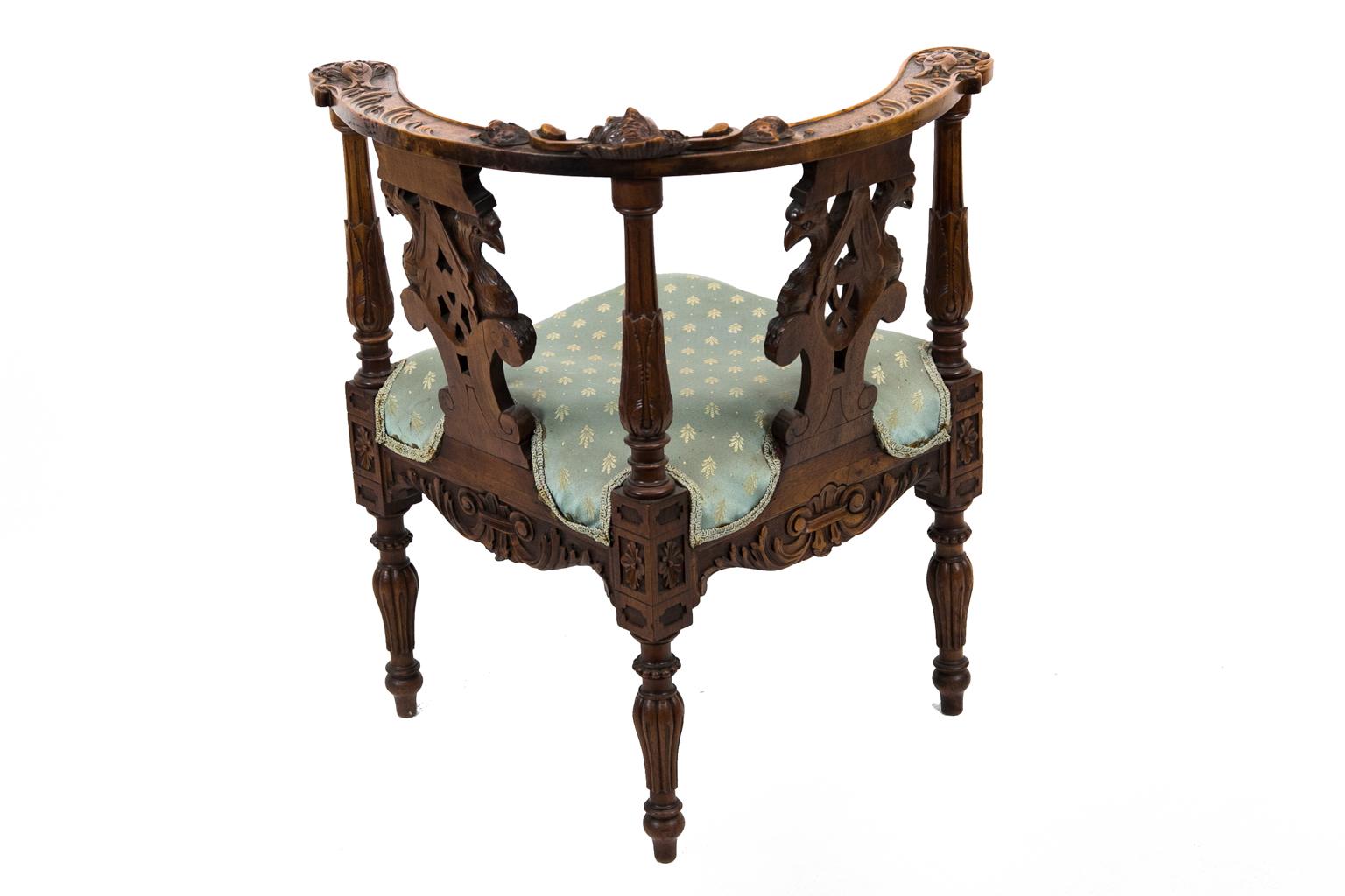 Chaise d'angle victorienne en noyer anglais sculpté en vente 1