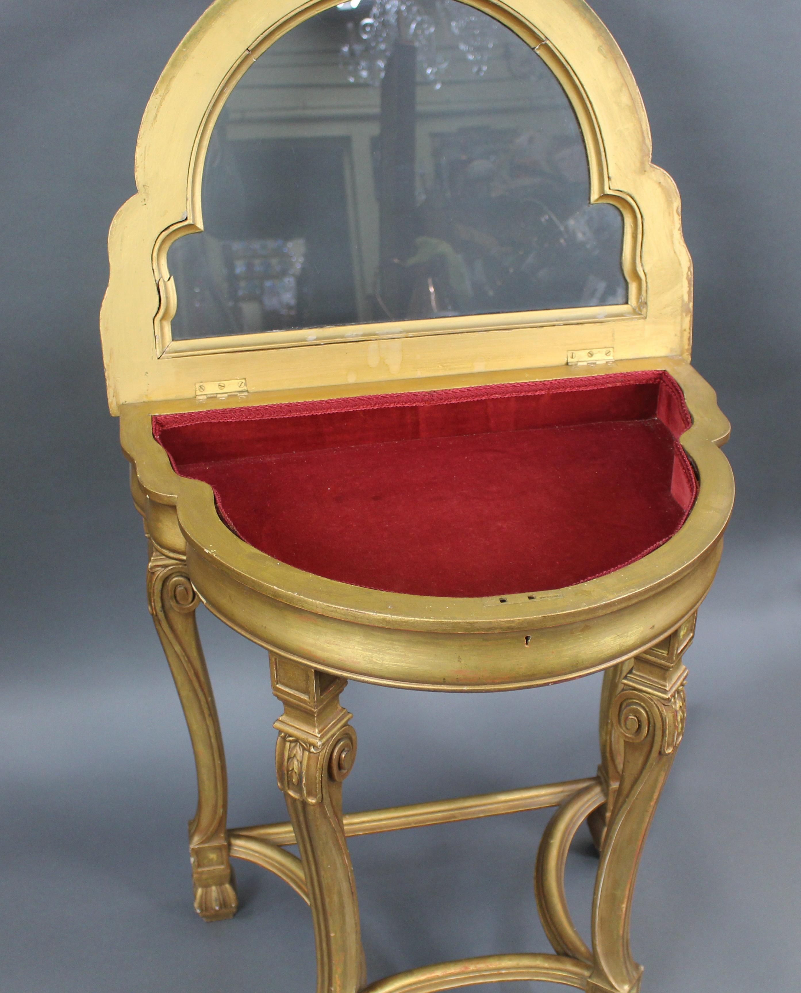 Victorian Carved Giltwood Bijouterie Cabinet siglo XIX