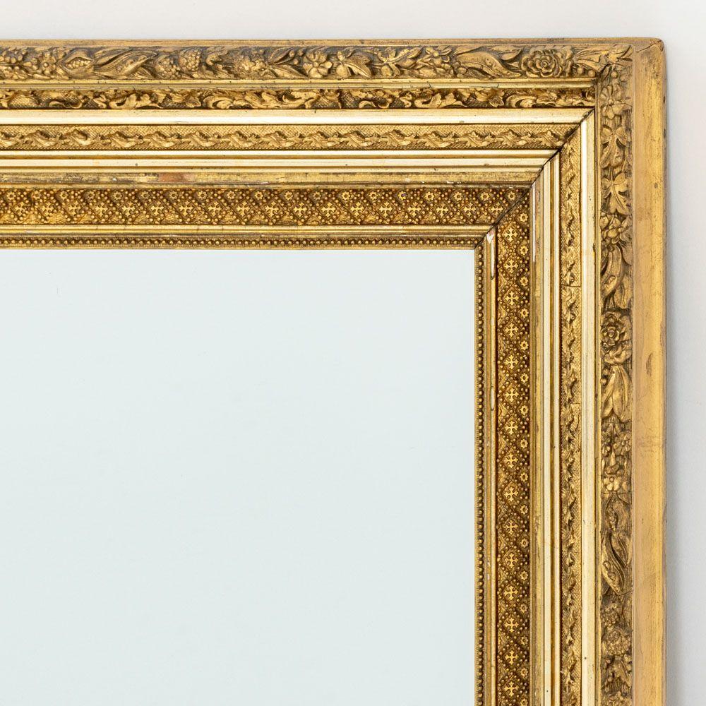 Vittoriano Victorian Carved Giltwood Mirror in vendita