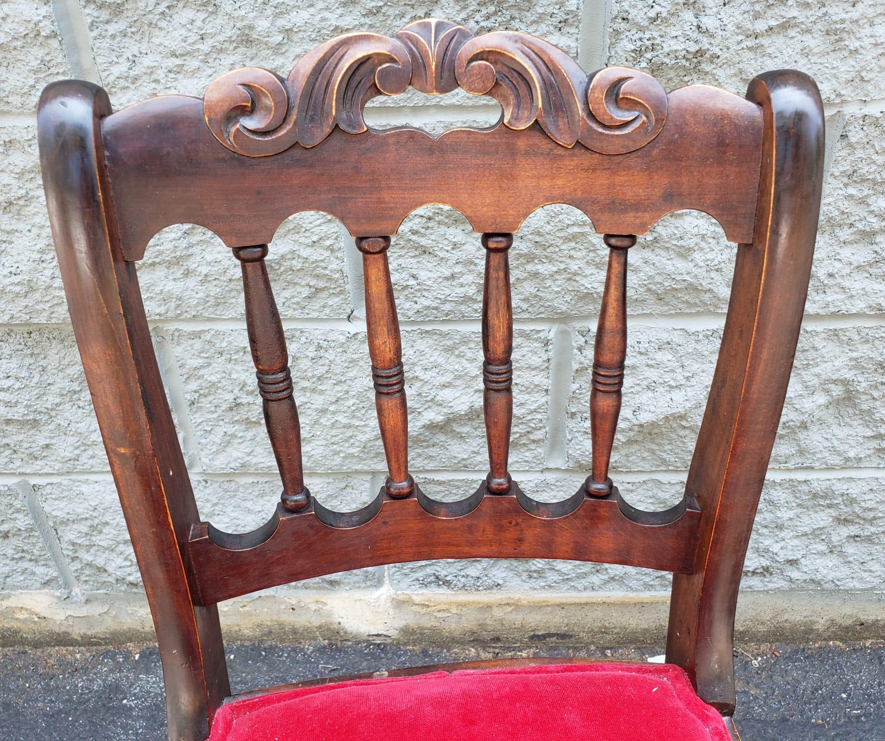 Viktorianischer Beistellstuhl aus geschnitztem Mahagoni und gepolstertem Samtsitz (Spätviktorianisch) im Angebot