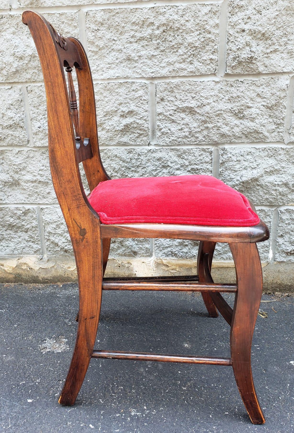Viktorianischer Beistellstuhl aus geschnitztem Mahagoni und gepolstertem Samtsitz im Zustand „Gut“ im Angebot in Germantown, MD