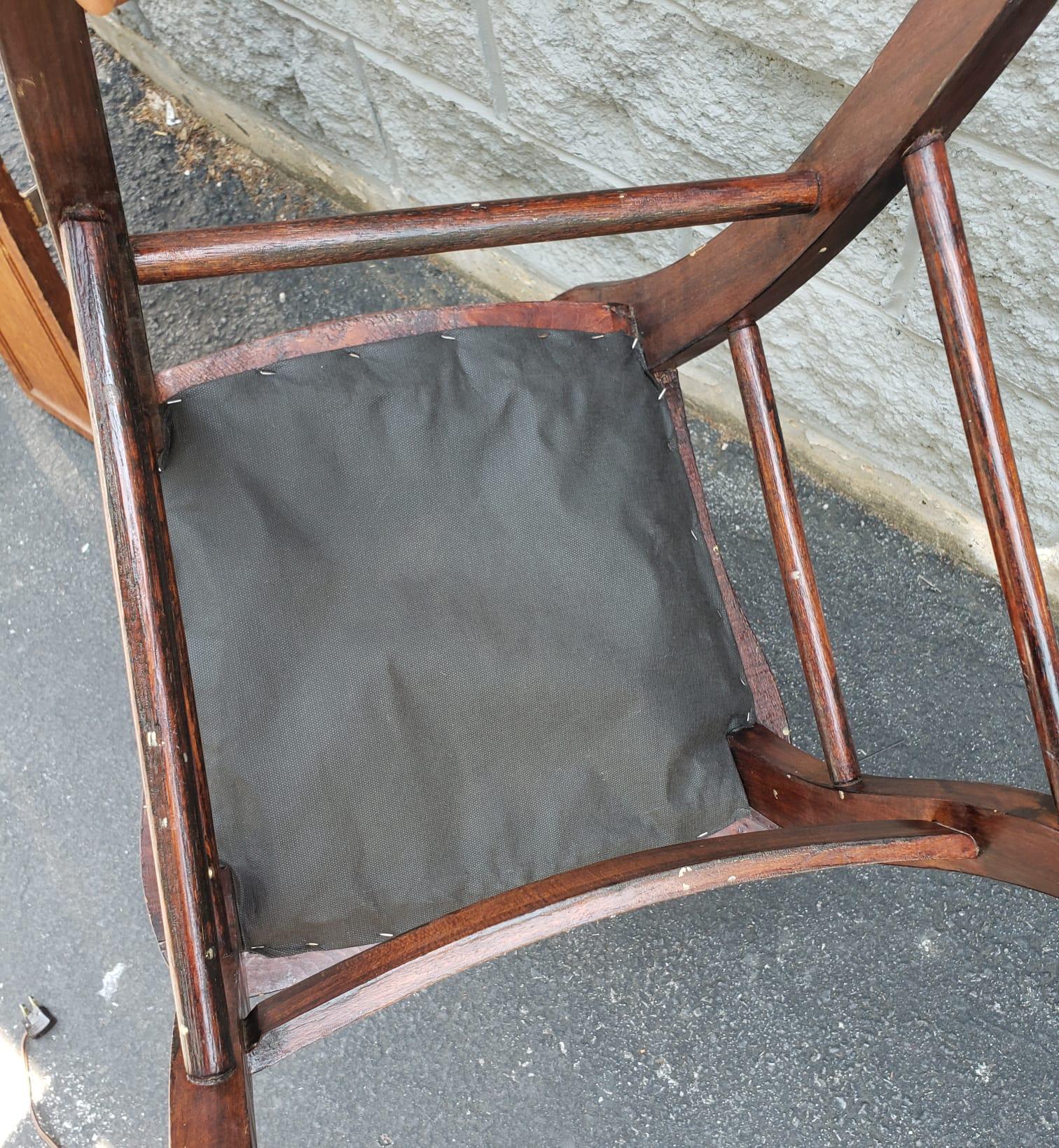 Viktorianischer Beistellstuhl aus geschnitztem Mahagoni und gepolstertem Samtsitz im Angebot 1