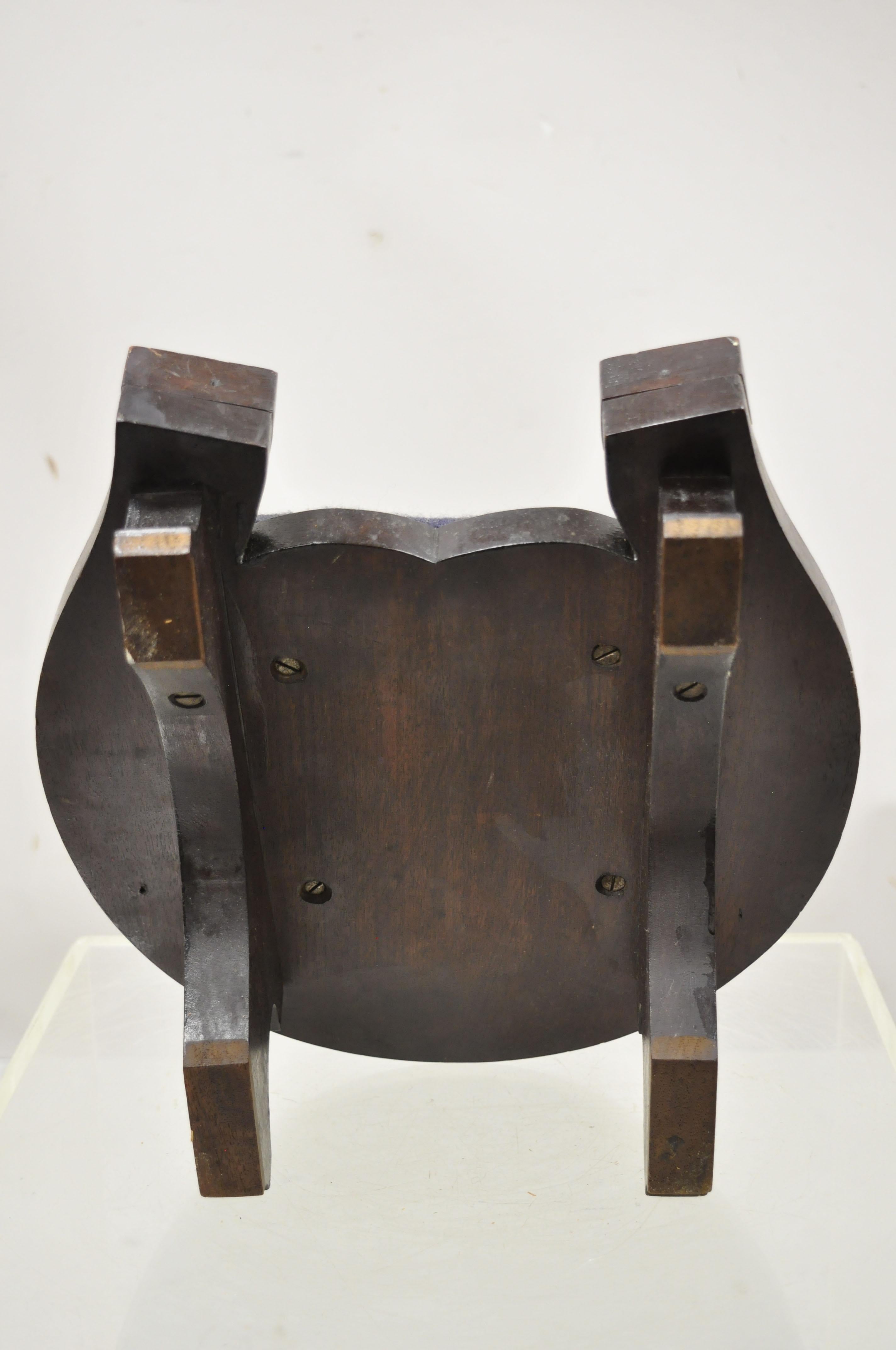 Tabouret de repose-pieds victorien en acajou sculpté avec fer à cheval et point d'aiguille en vente 1