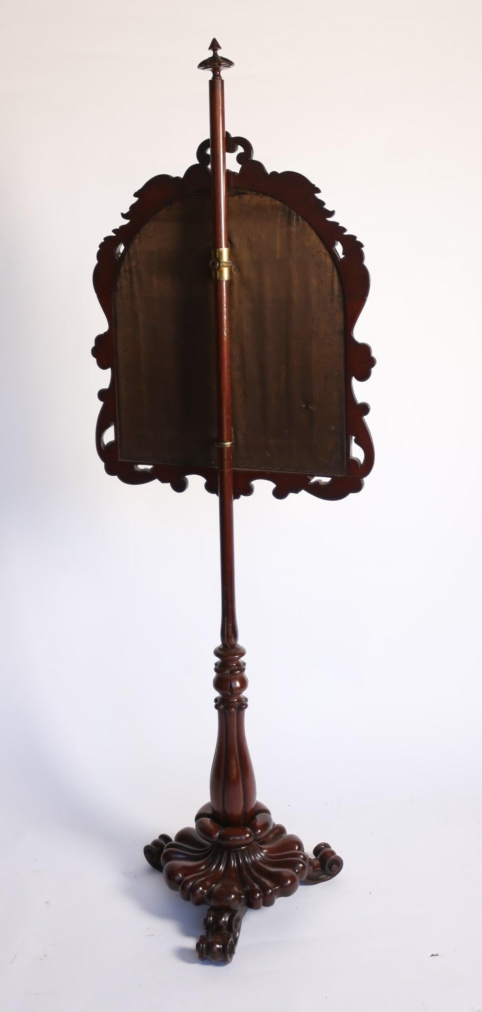 Paravent victorien en acajou sculpté
Écran pour points de broderie, 
Le cadre est orné de volutes sculptées, 
Vis de serrage en laiton pour régler la hauteur de l'écran. 
Poteau en acajou avec fleuron sculpté
Colonne en forme et détails tournés à