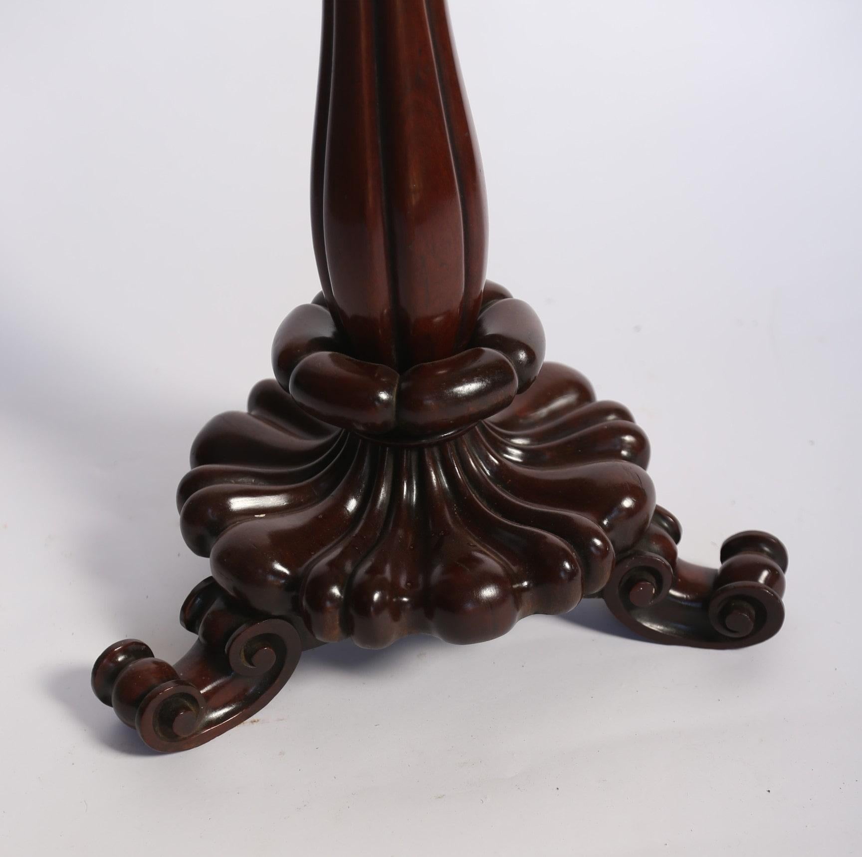 XIXe siècle Paravent victorien en acajou sculpté en vente